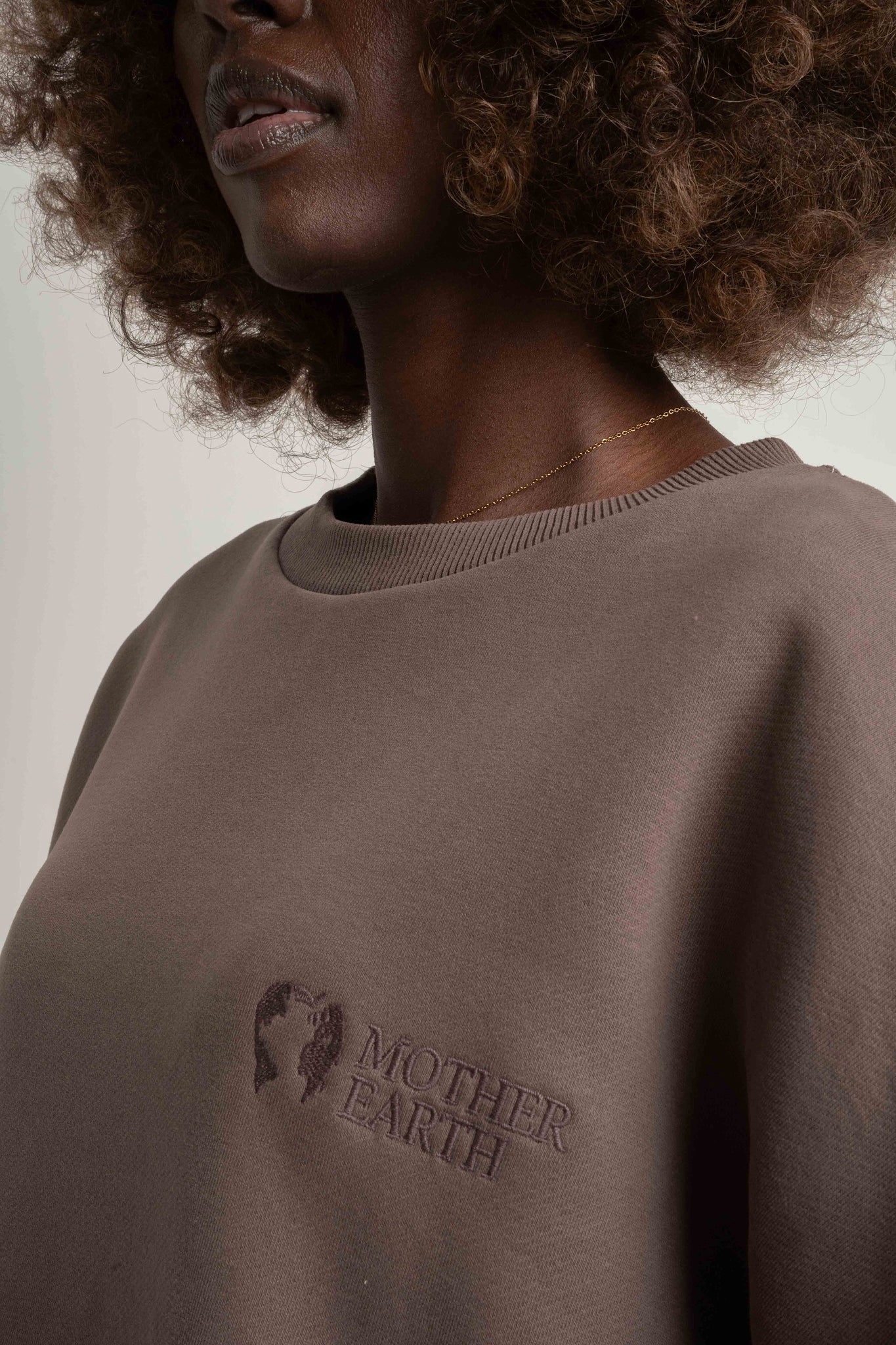 BLUZA O KROJU REGULAR FIT Z DŁUŻSZYM TYŁEM CAPPUCCINO- COOK