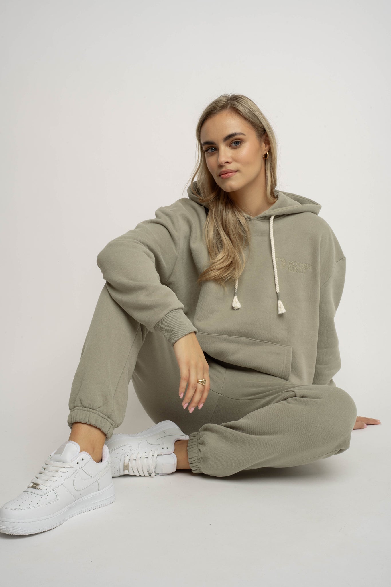 OLIVE BAGGY SWEATPANTS - KARPATOS