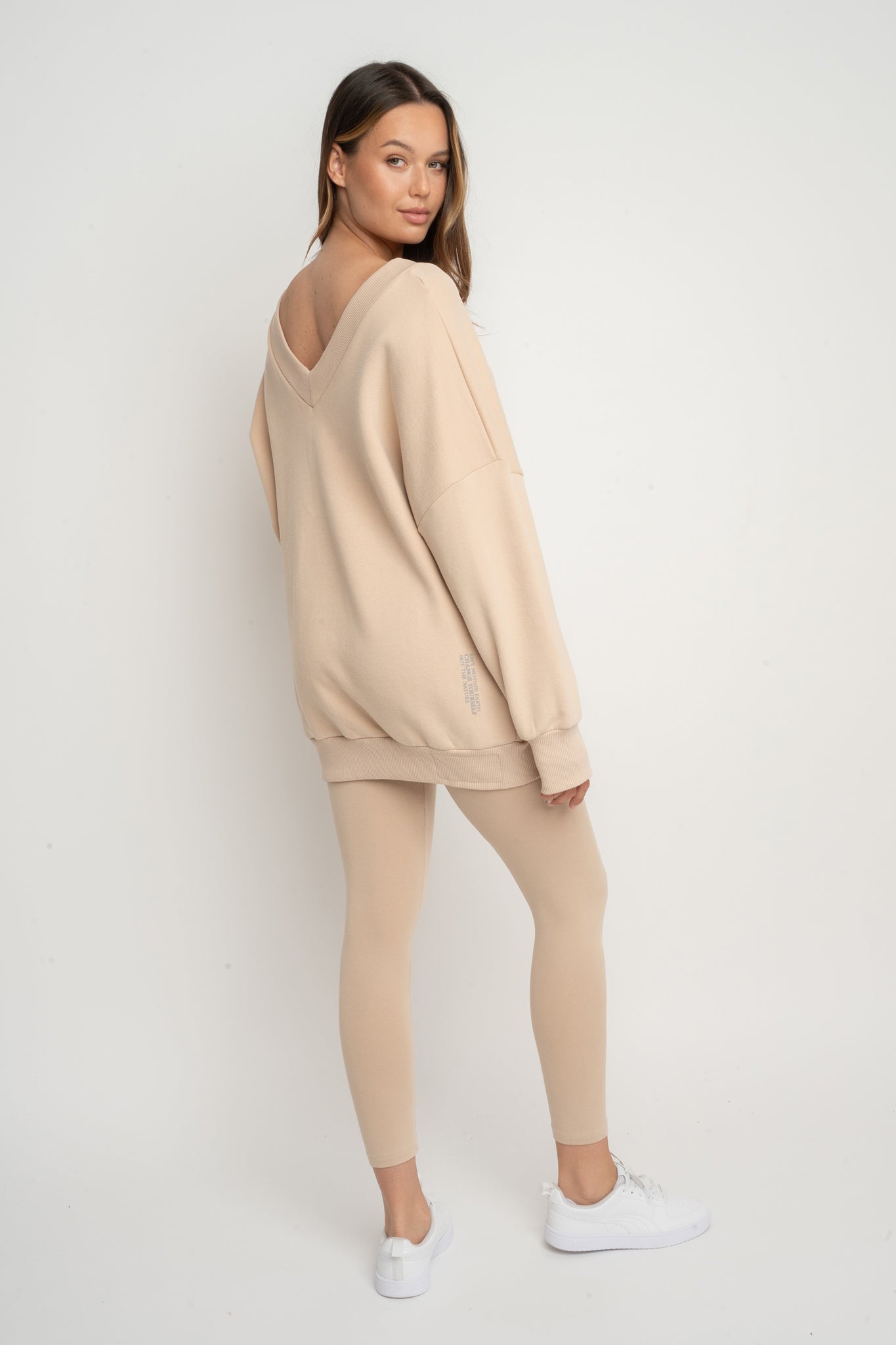 BLUZA Z DEKOLTEM OVERSIZE BEŻOWA - BISCOE