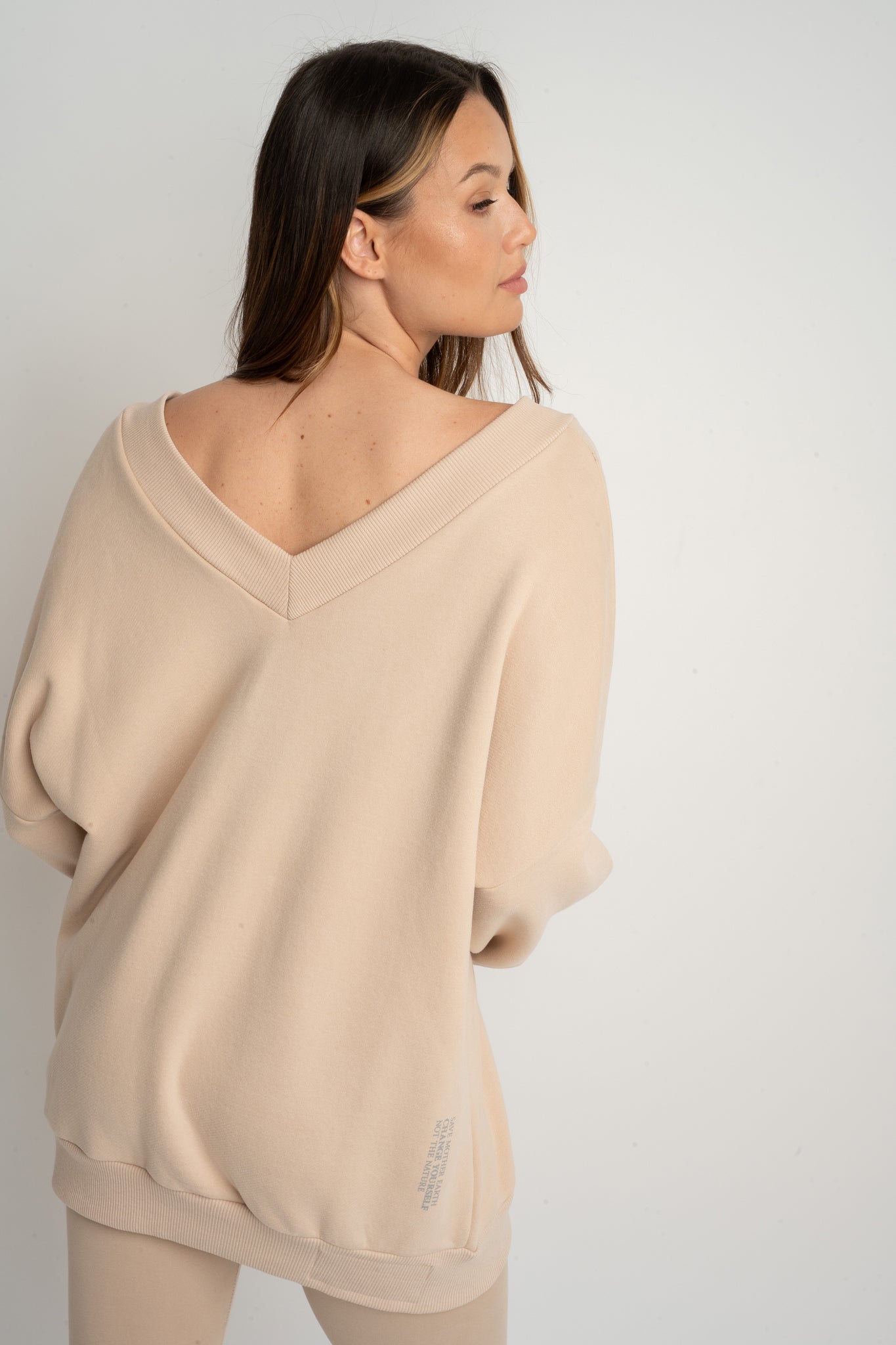 BLUZA Z DEKOLTEM OVERSIZE BEŻOWA - BISCOE