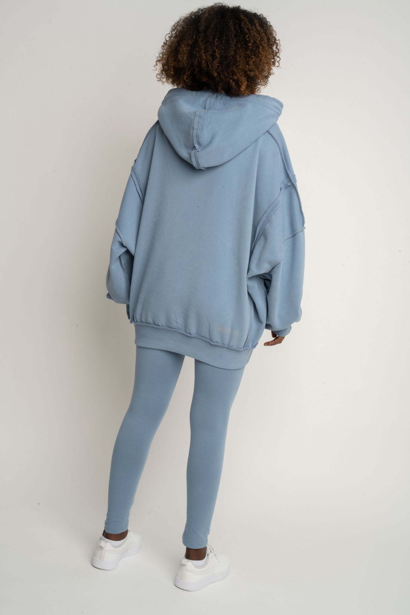 BLUZA Z KAPTUREM TYPU OVERSIZE CIEMNONIEBIESKA - NESCA