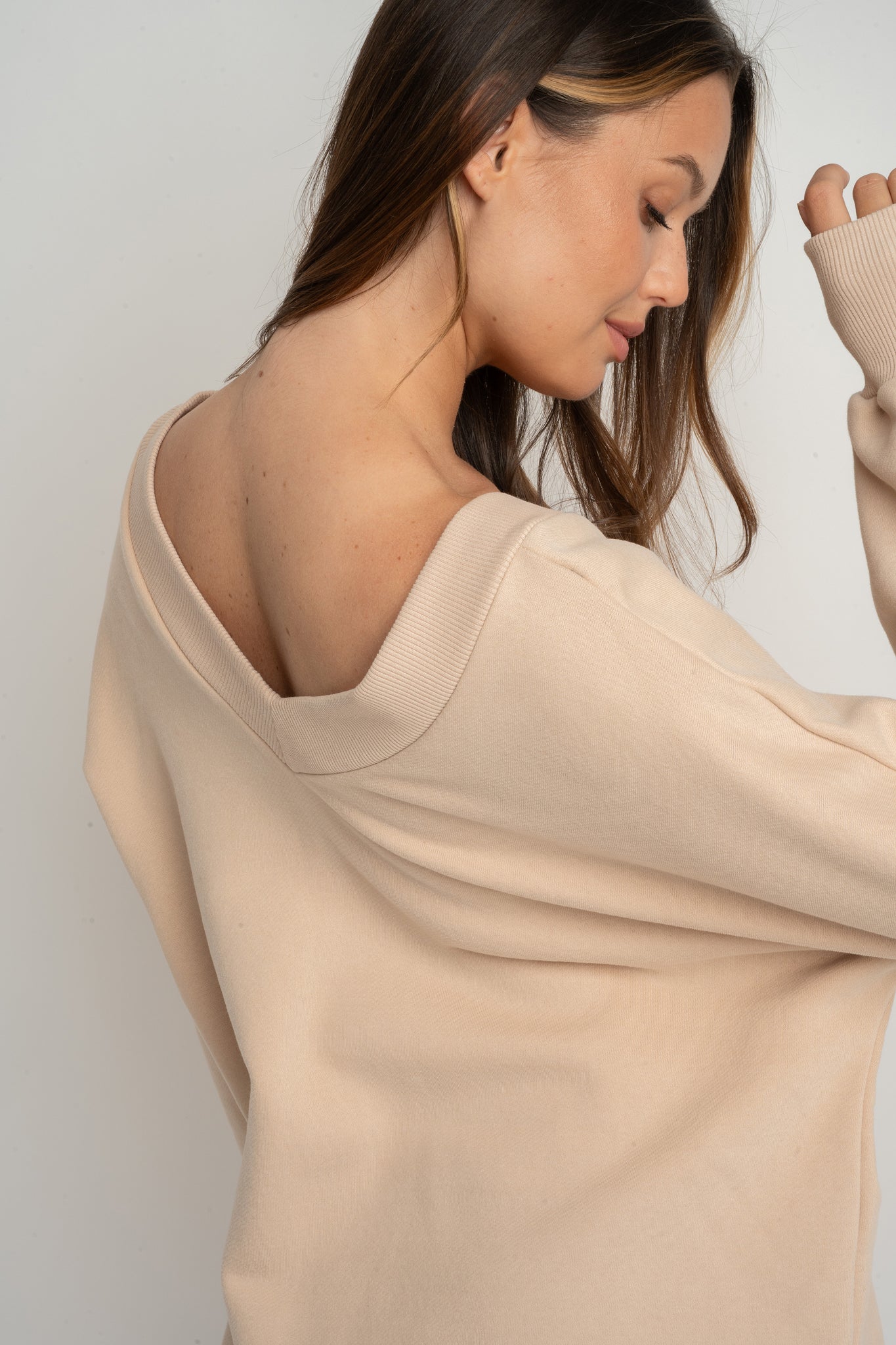 BLUZA Z DEKOLTEM OVERSIZE BEŻOWA - BISCOE