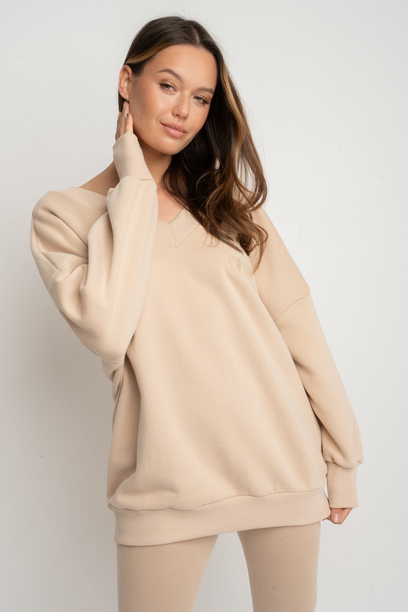 BLUZA Z DEKOLTEM OVERSIZE BEŻOWA - BISCOE