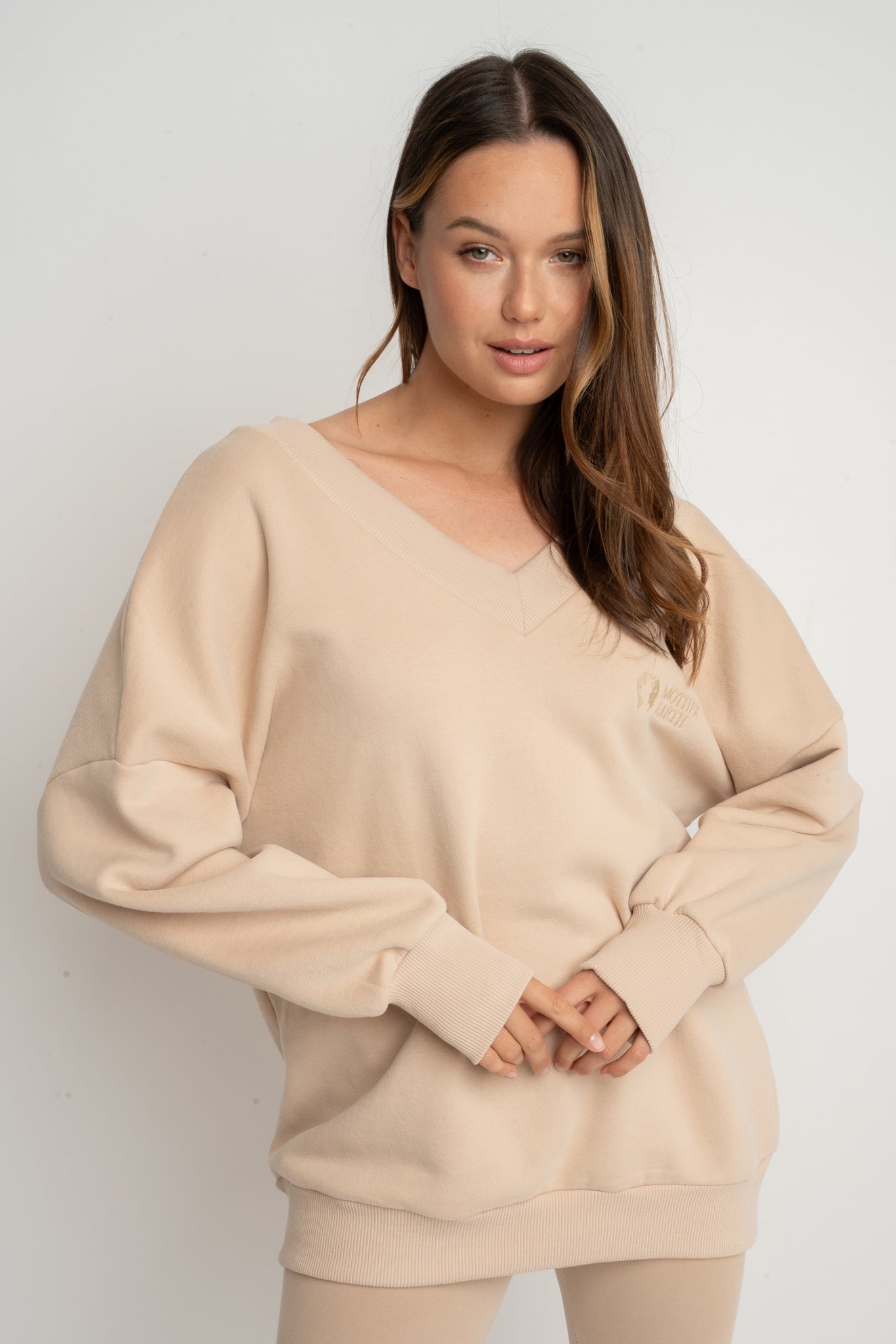 BLUZA Z DEKOLTEM OVERSIZE BEŻOWA - BISCOE