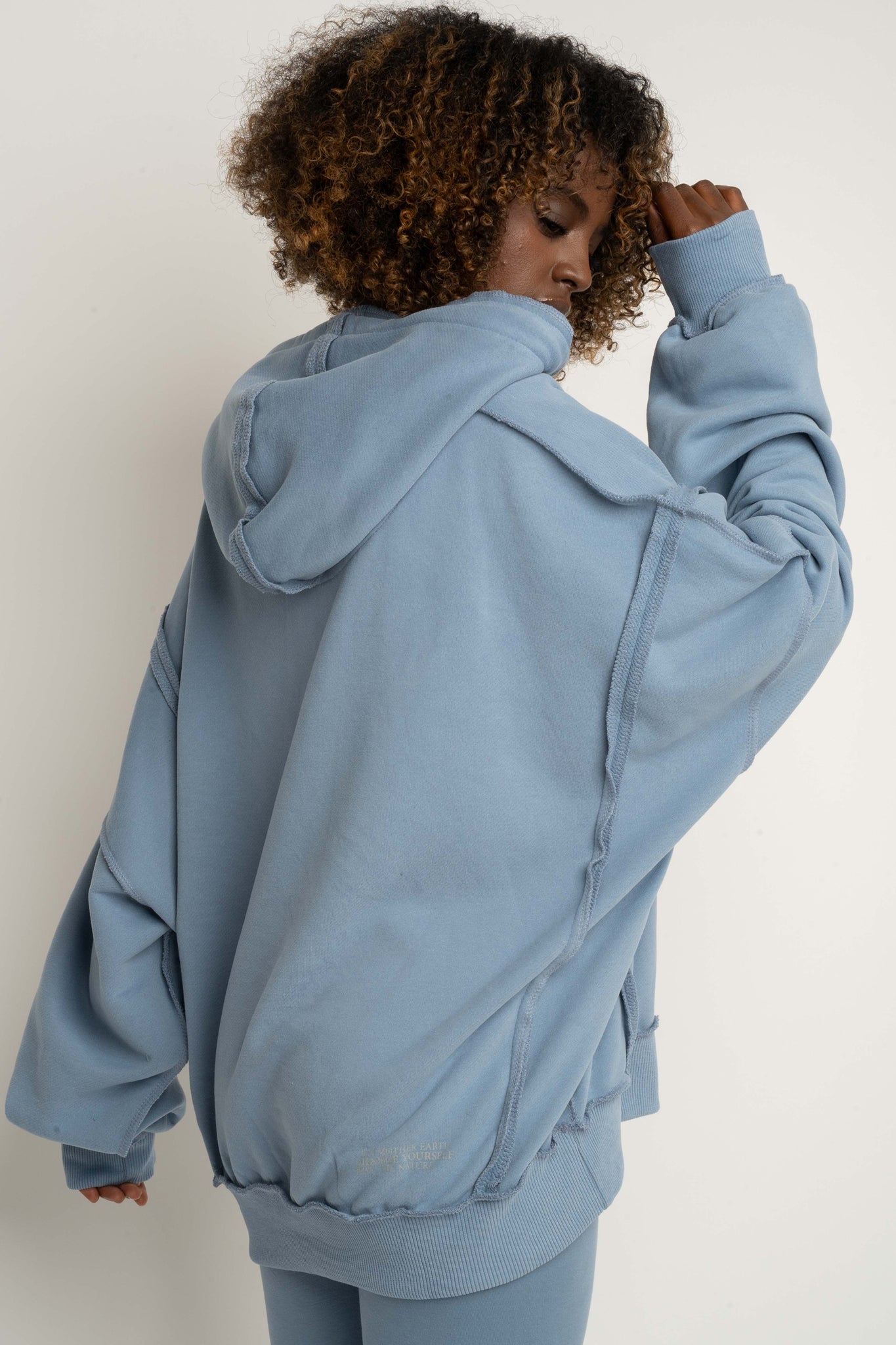 BLUZA Z KAPTUREM TYPU OVERSIZE CIEMNONIEBIESKA - NESCA