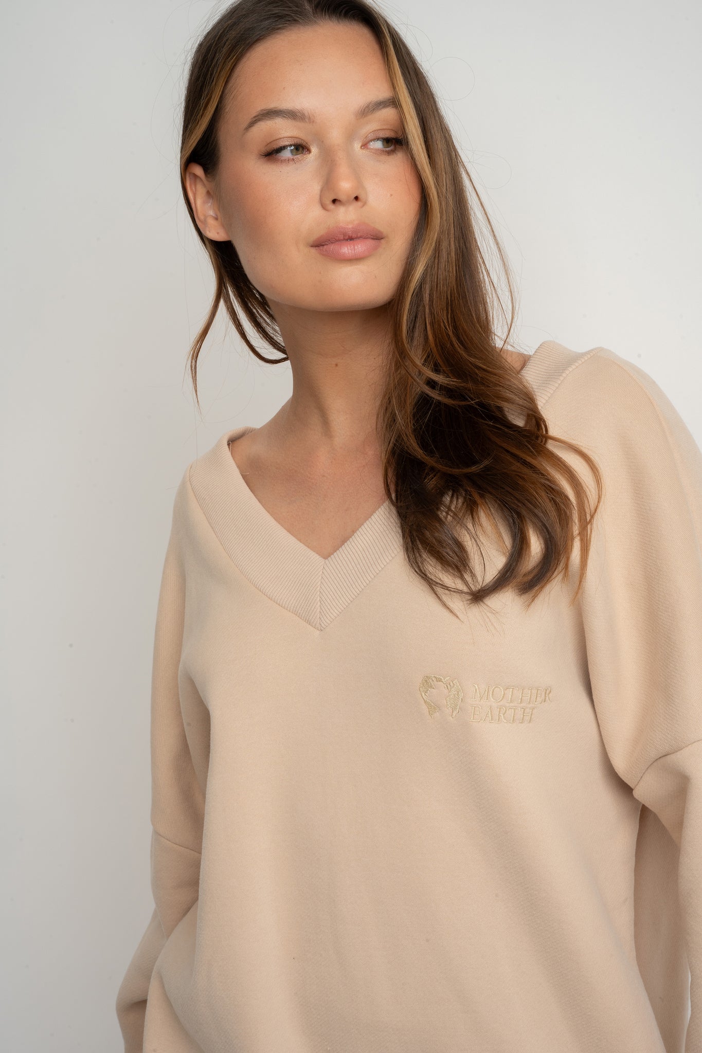 BLUZA Z DEKOLTEM OVERSIZE BEŻOWA - BISCOE