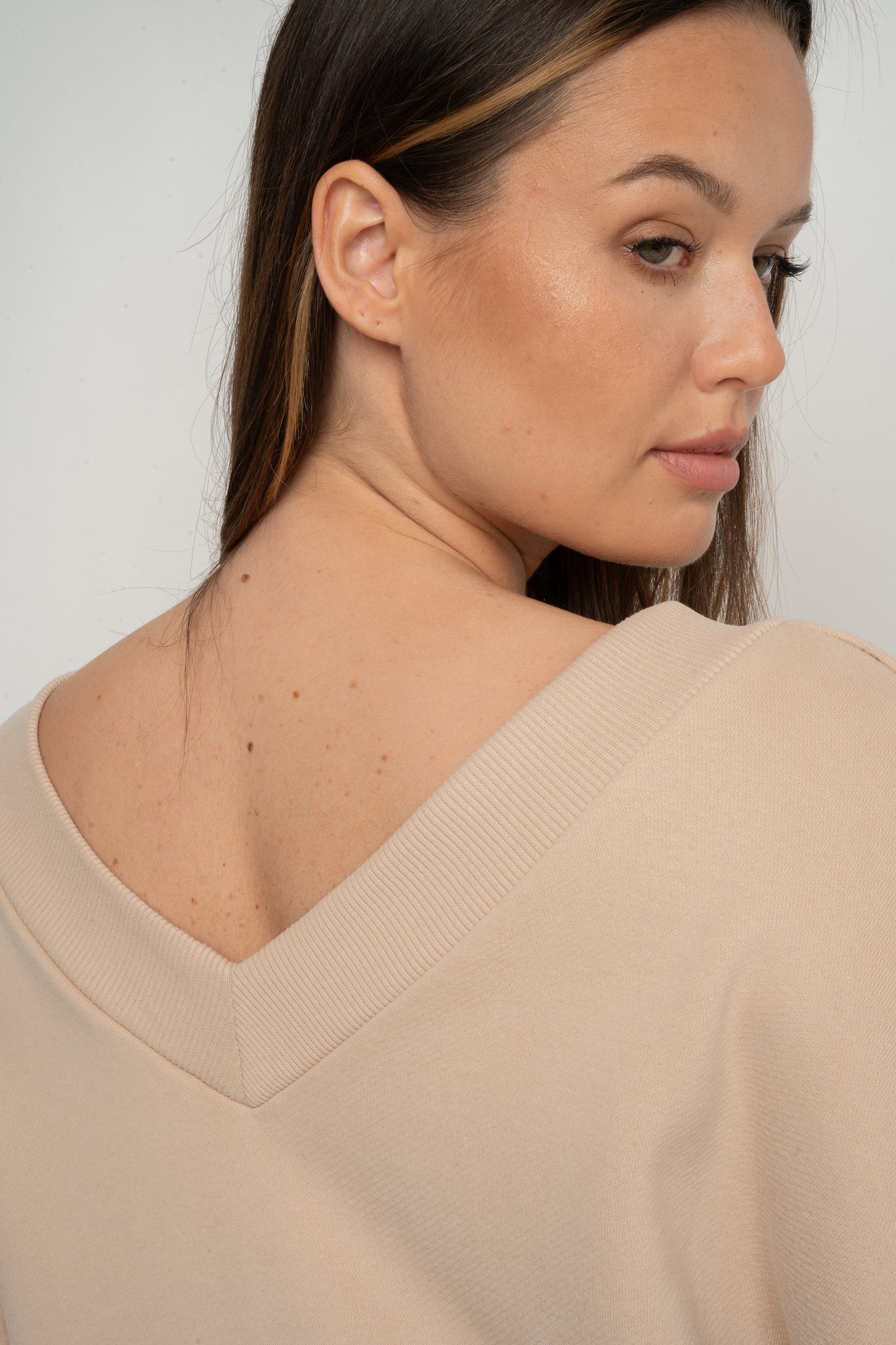 BLUZA Z DEKOLTEM OVERSIZE BEŻOWA - BISCOE