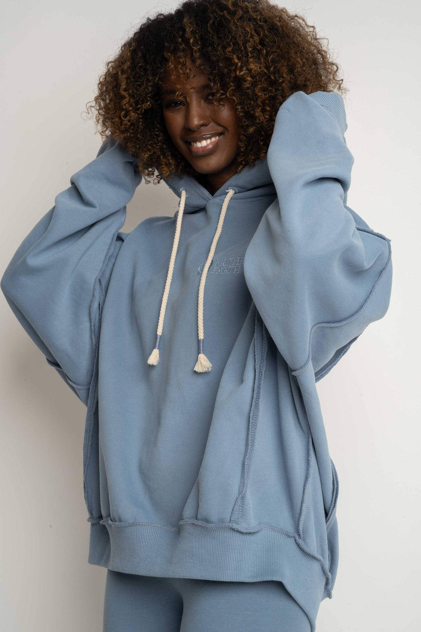 BLUZA Z KAPTUREM TYPU OVERSIZE CIEMNONIEBIESKA - NESCA