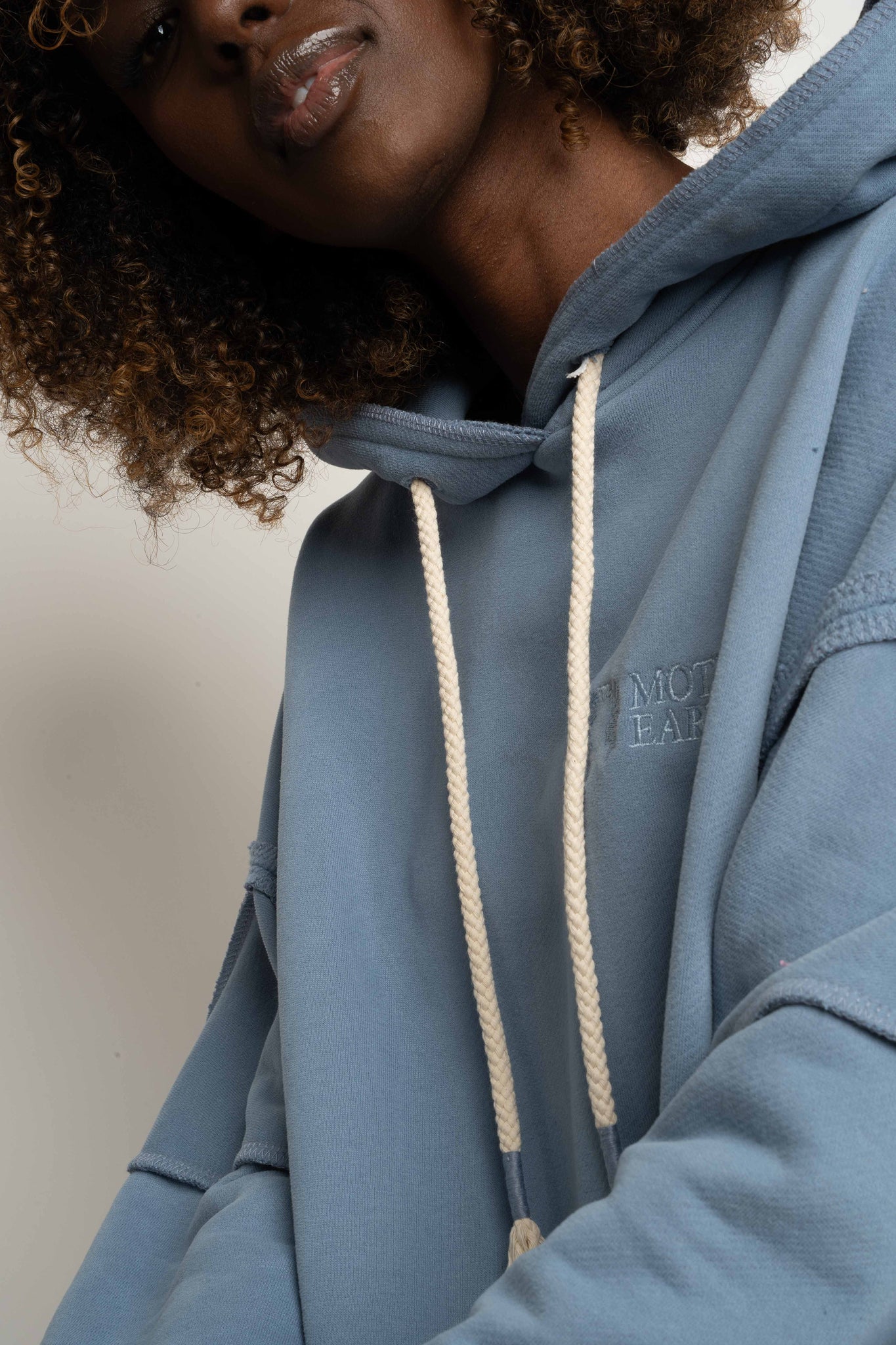 BLUZA Z KAPTUREM TYPU OVERSIZE CIEMNONIEBIESKA - NESCA