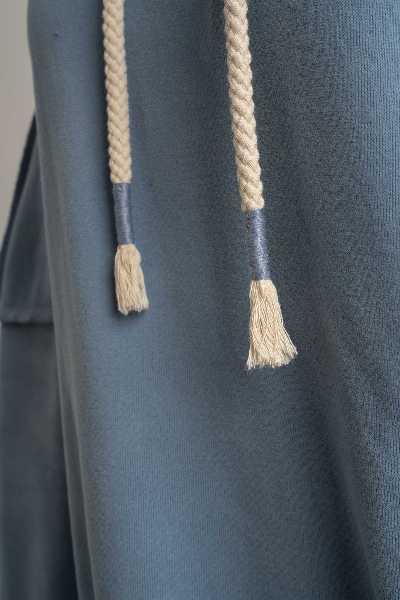 BLUZA Z KAPTUREM TYPU OVERSIZE CIEMNONIEBIESKA - NESCA