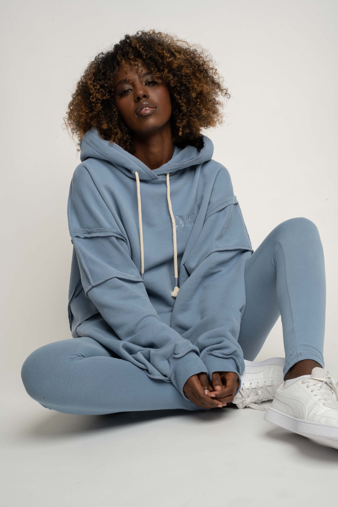 BLUZA Z KAPTUREM TYPU OVERSIZE CIEMNONIEBIESKA - NESCA