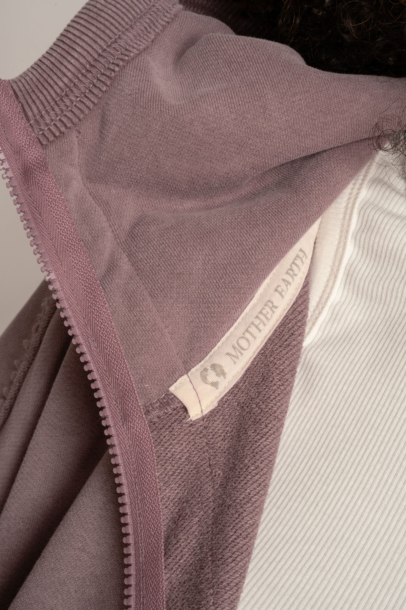 DŁUGA BLUZA DAMSKA NA SUWAK Z EFEKTEM WASHED WRZOSOWA - SENJA