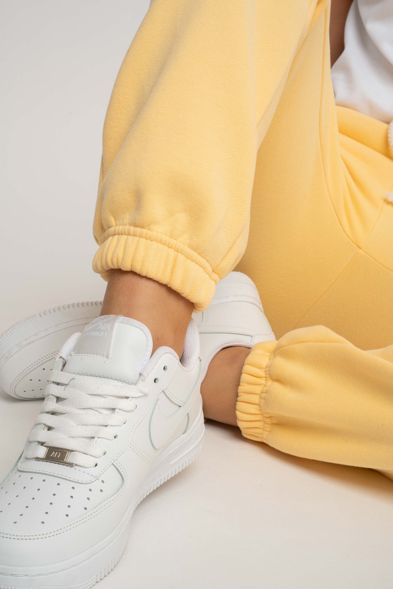 REGULAR FIT BANANA YELLOW SWEATPANTS - MILOS