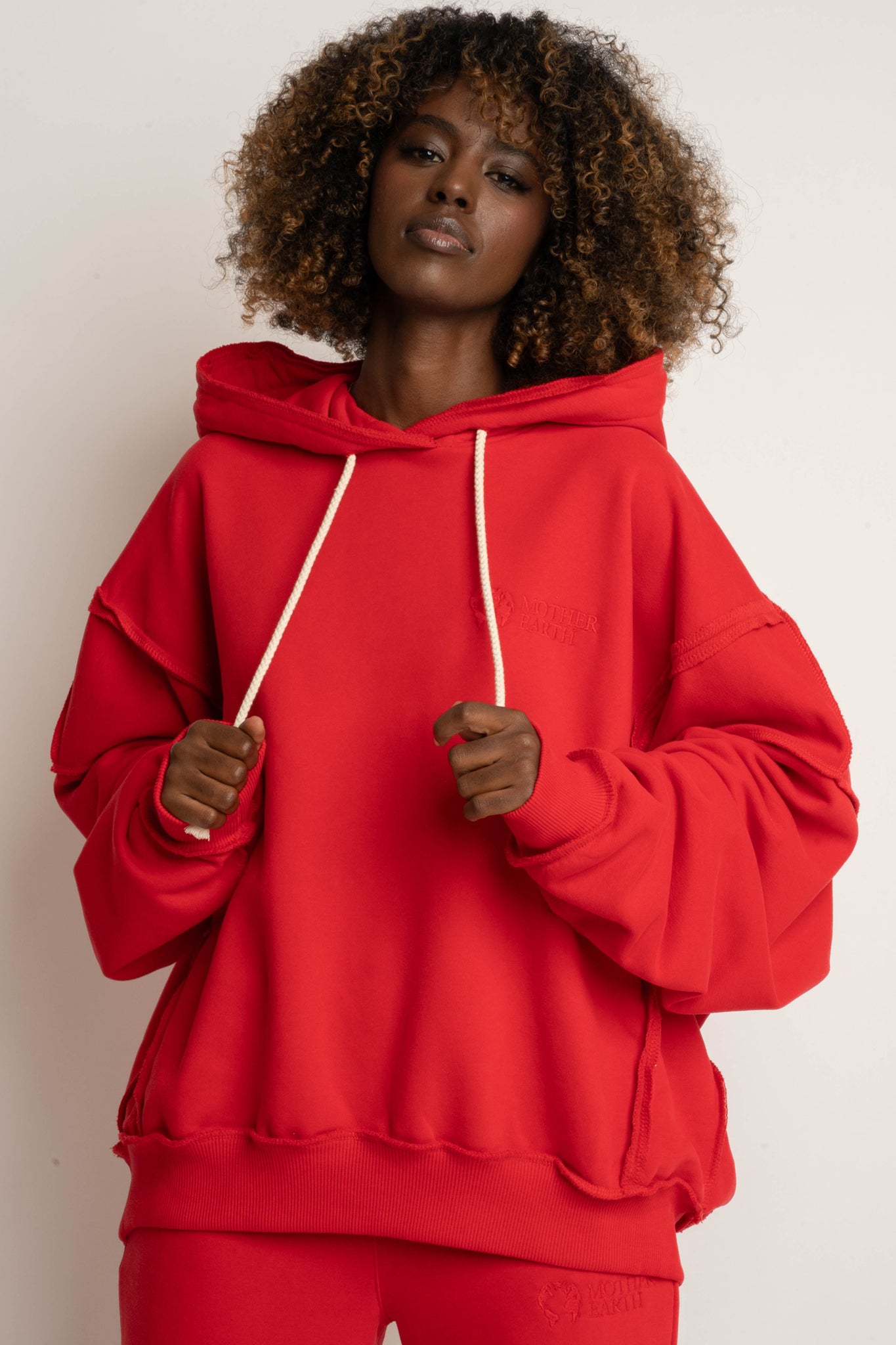 BLUZA Z KAPTUREM TYPU OVERSIZE CZERWONA - NESCA