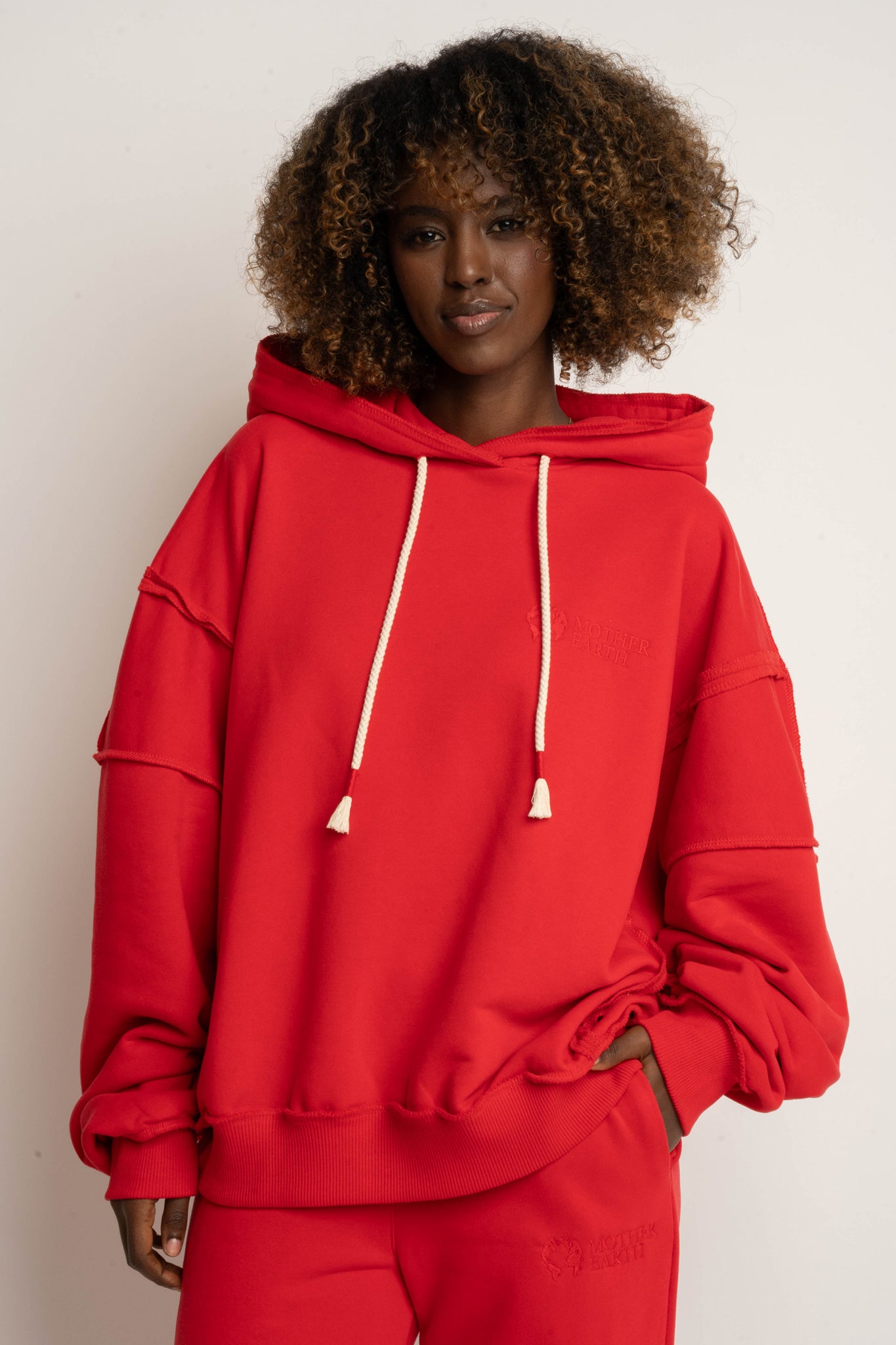 BLUZA Z KAPTUREM TYPU OVERSIZE CZERWONA - NESCA