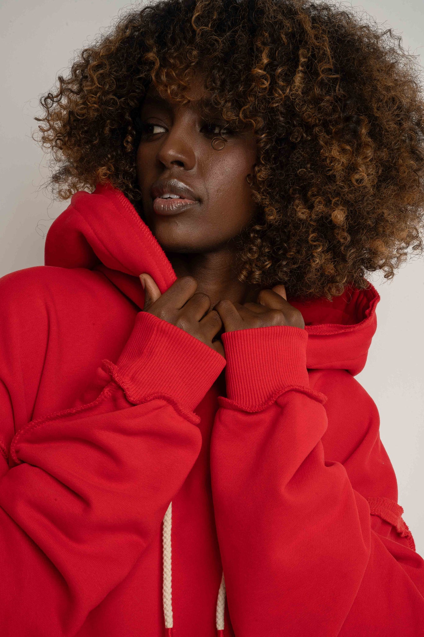 BLUZA Z KAPTUREM TYPU OVERSIZE CZERWONA - NESCA