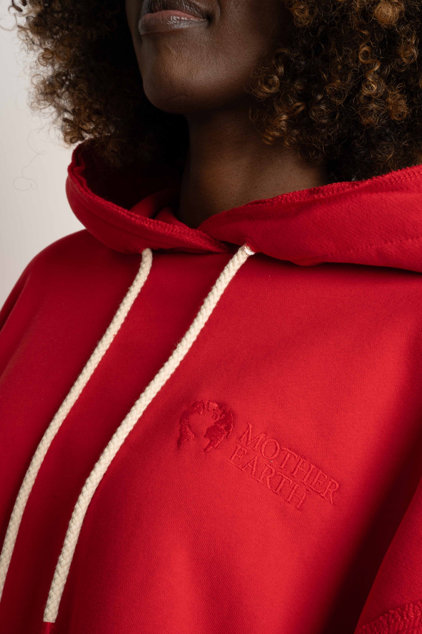 BLUZA Z KAPTUREM TYPU OVERSIZE CZERWONA - NESCA