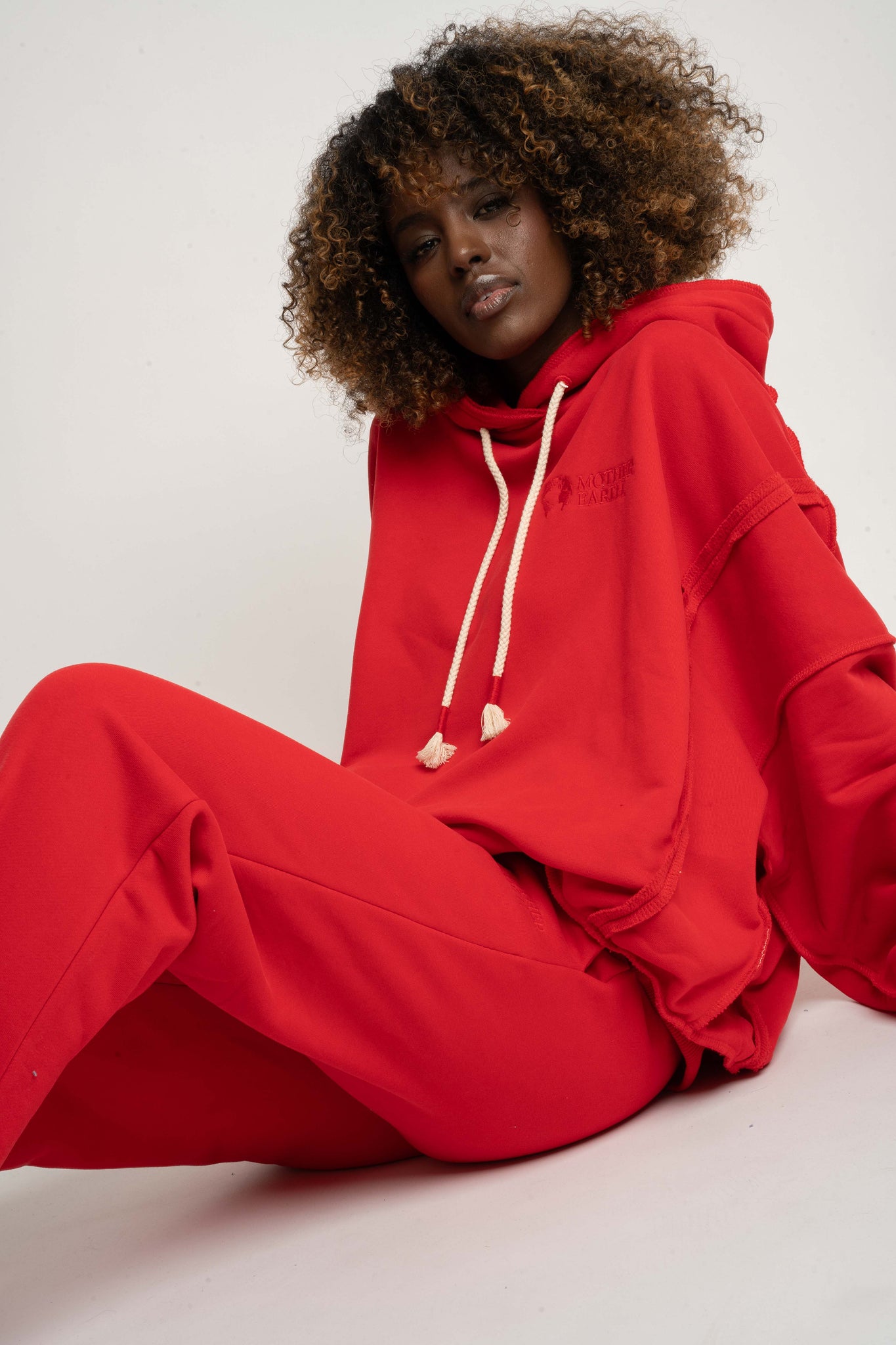 BLUZA Z KAPTUREM TYPU OVERSIZE CZERWONA - NESCA