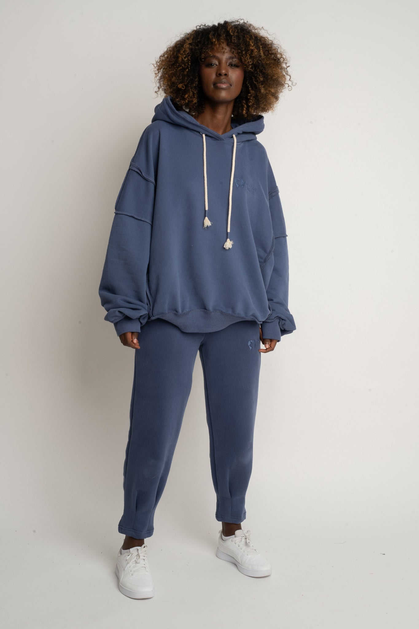 BLUZA Z KAPTUREM TYPU OVERSIZE GRANATOWA - NESCA