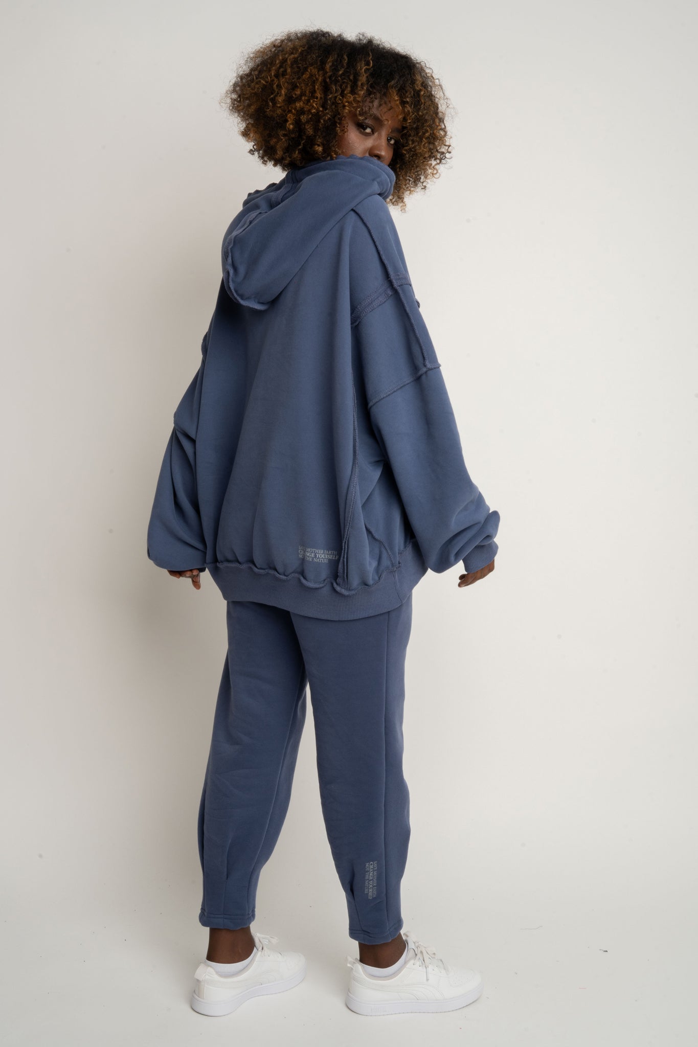 BLUZA Z KAPTUREM TYPU OVERSIZE GRANATOWA - NESCA