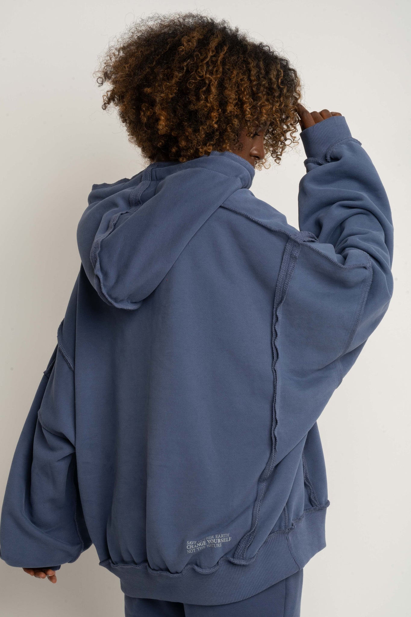 BLUZA Z KAPTUREM TYPU OVERSIZE GRANATOWA - NESCA