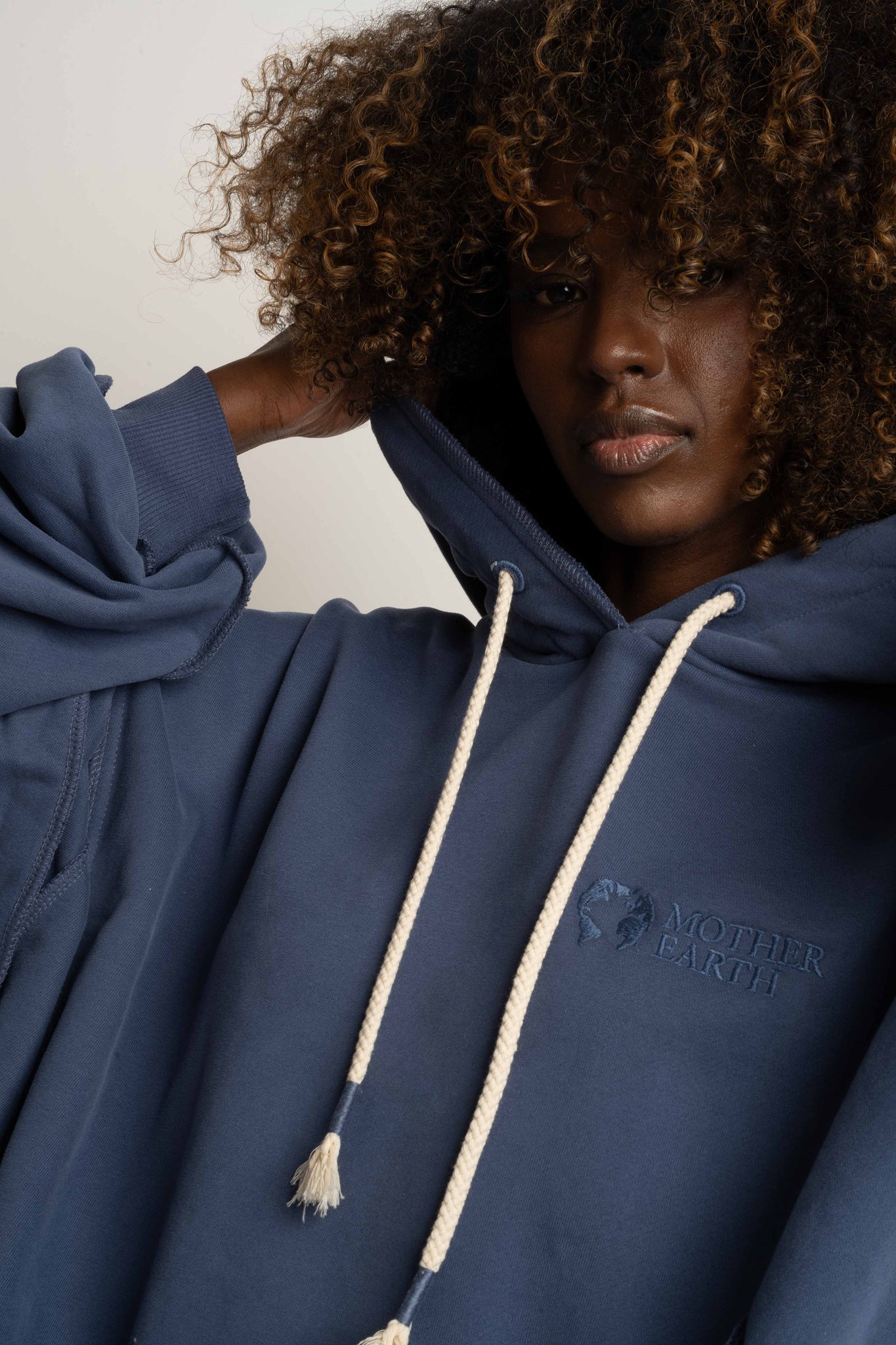 BLUZA Z KAPTUREM TYPU OVERSIZE GRANATOWA - NESCA