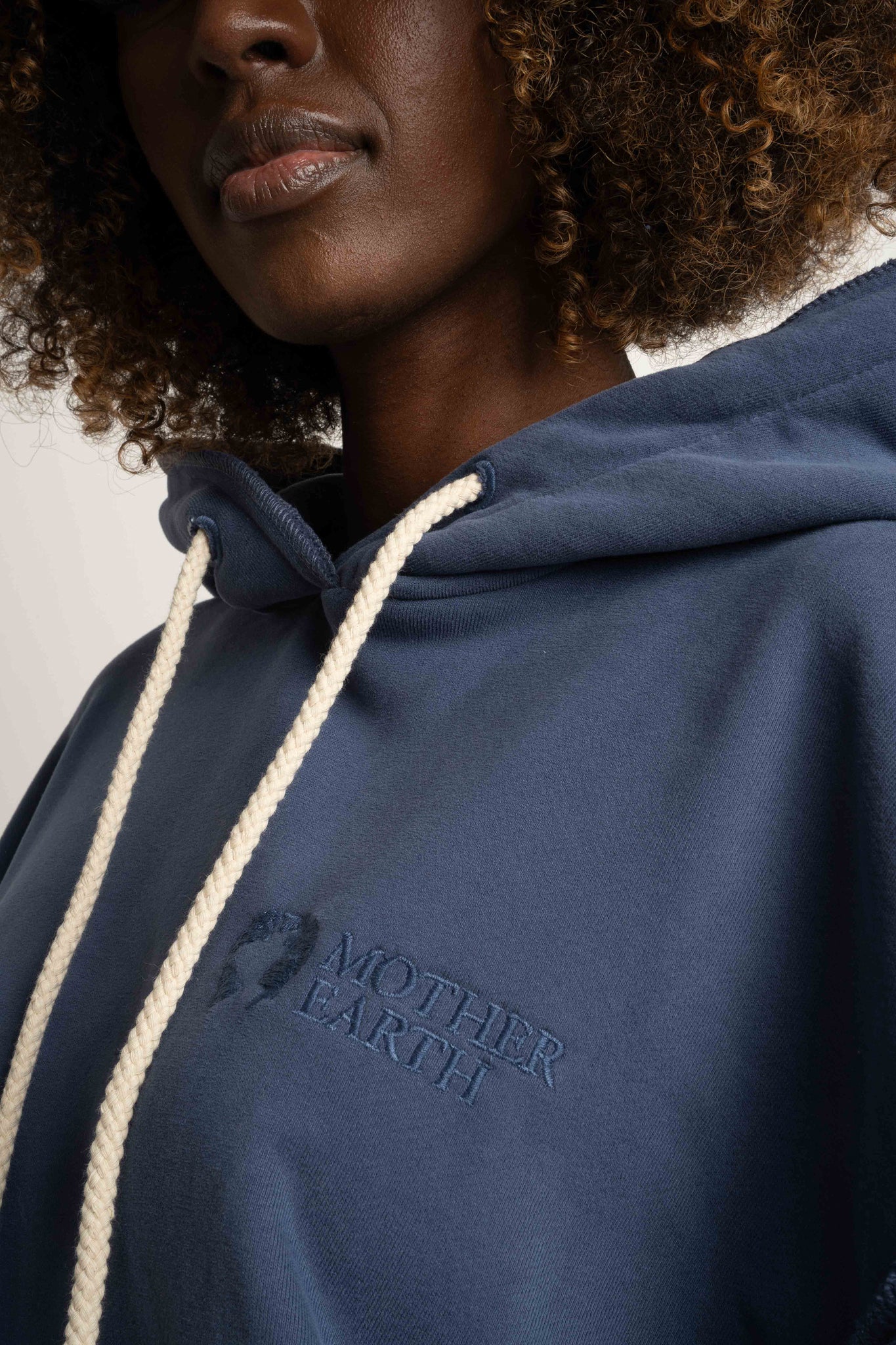 BLUZA Z KAPTUREM TYPU OVERSIZE GRANATOWA - NESCA