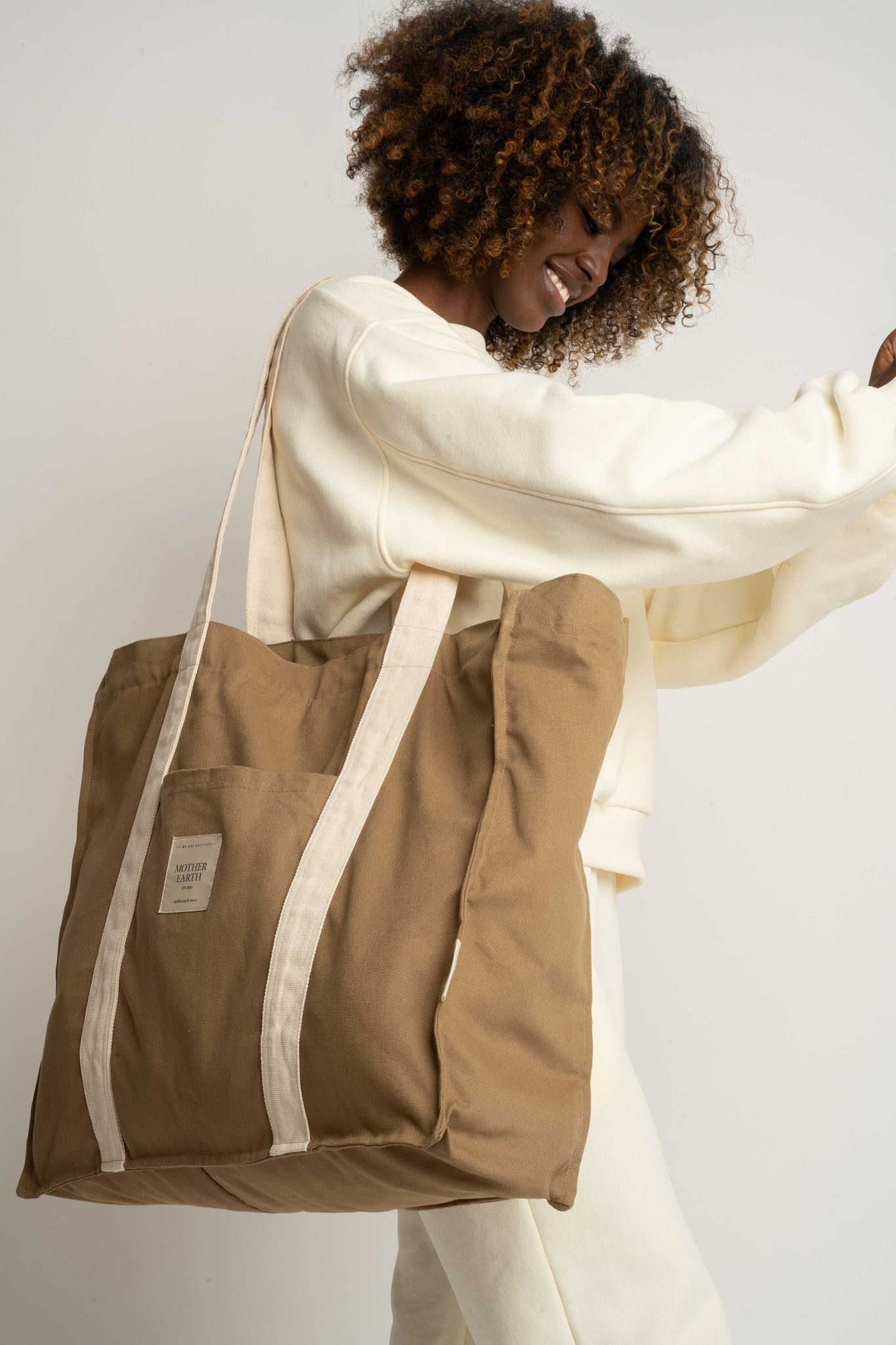 Torba typu shopper LIDO jasnokhakii noszona na ramieniu – Mother Earth