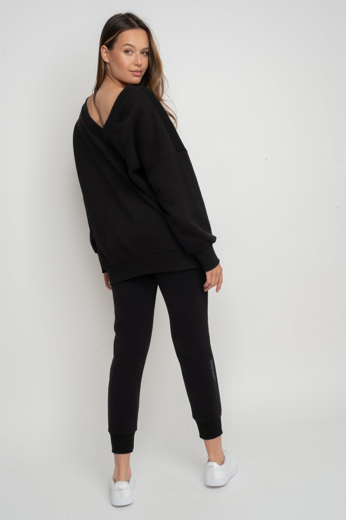 BLUZA Z DEKOLTEM OVERSIZE CZARNA - BISCOE
