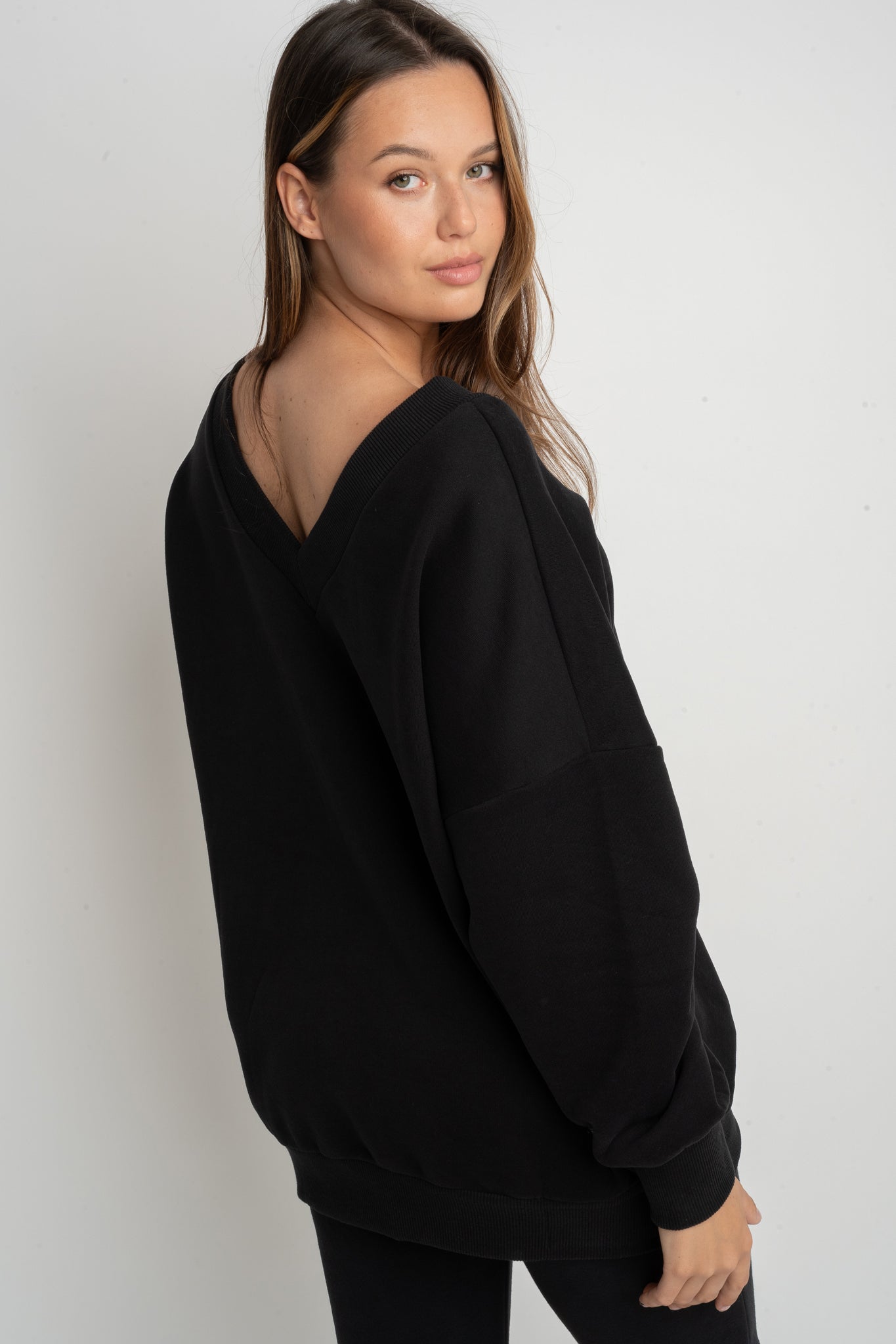 BLUZA Z DEKOLTEM OVERSIZE CZARNA - BISCOE