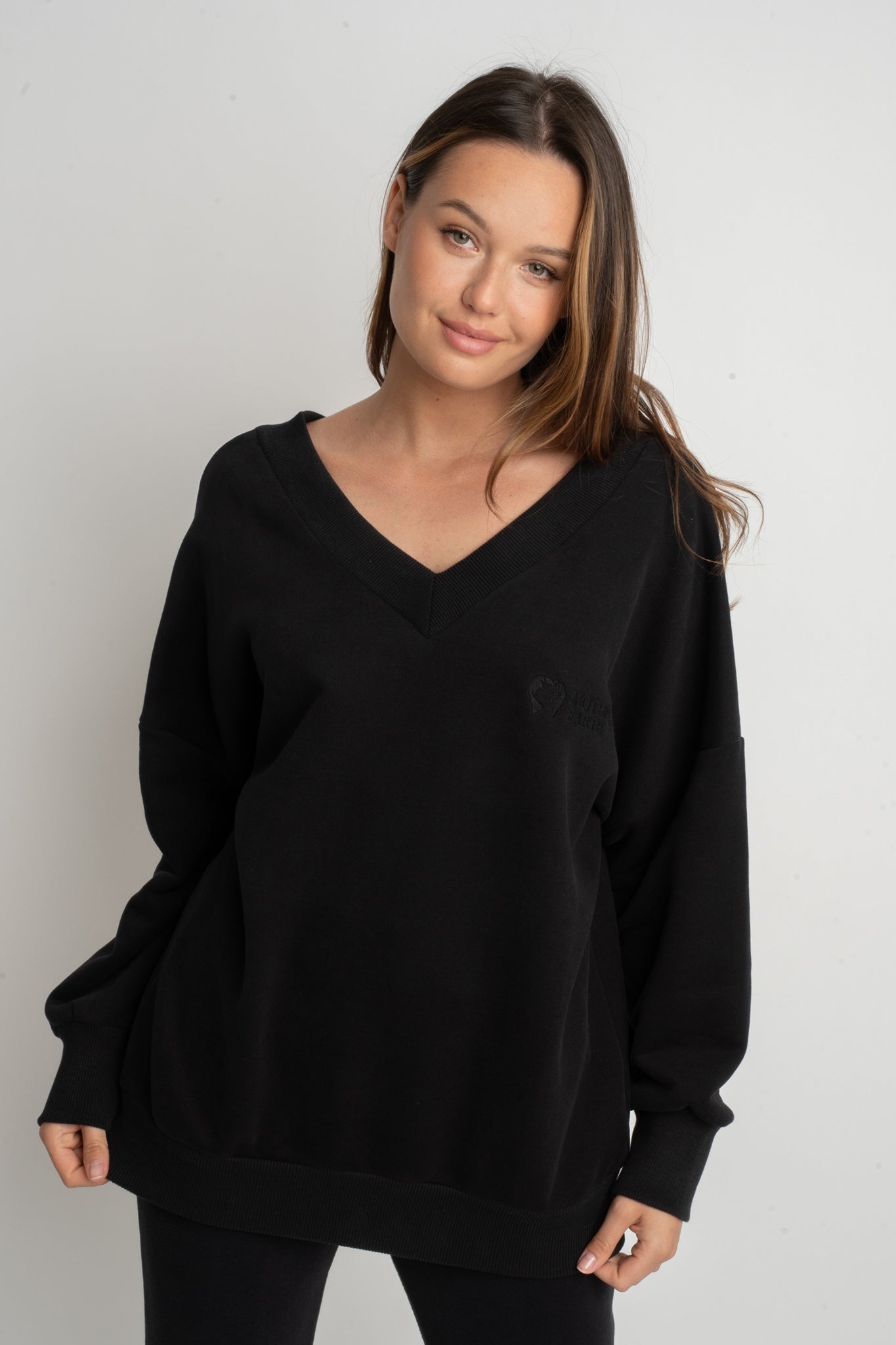 BLUZA Z DEKOLTEM OVERSIZE CZARNA - BISCOE