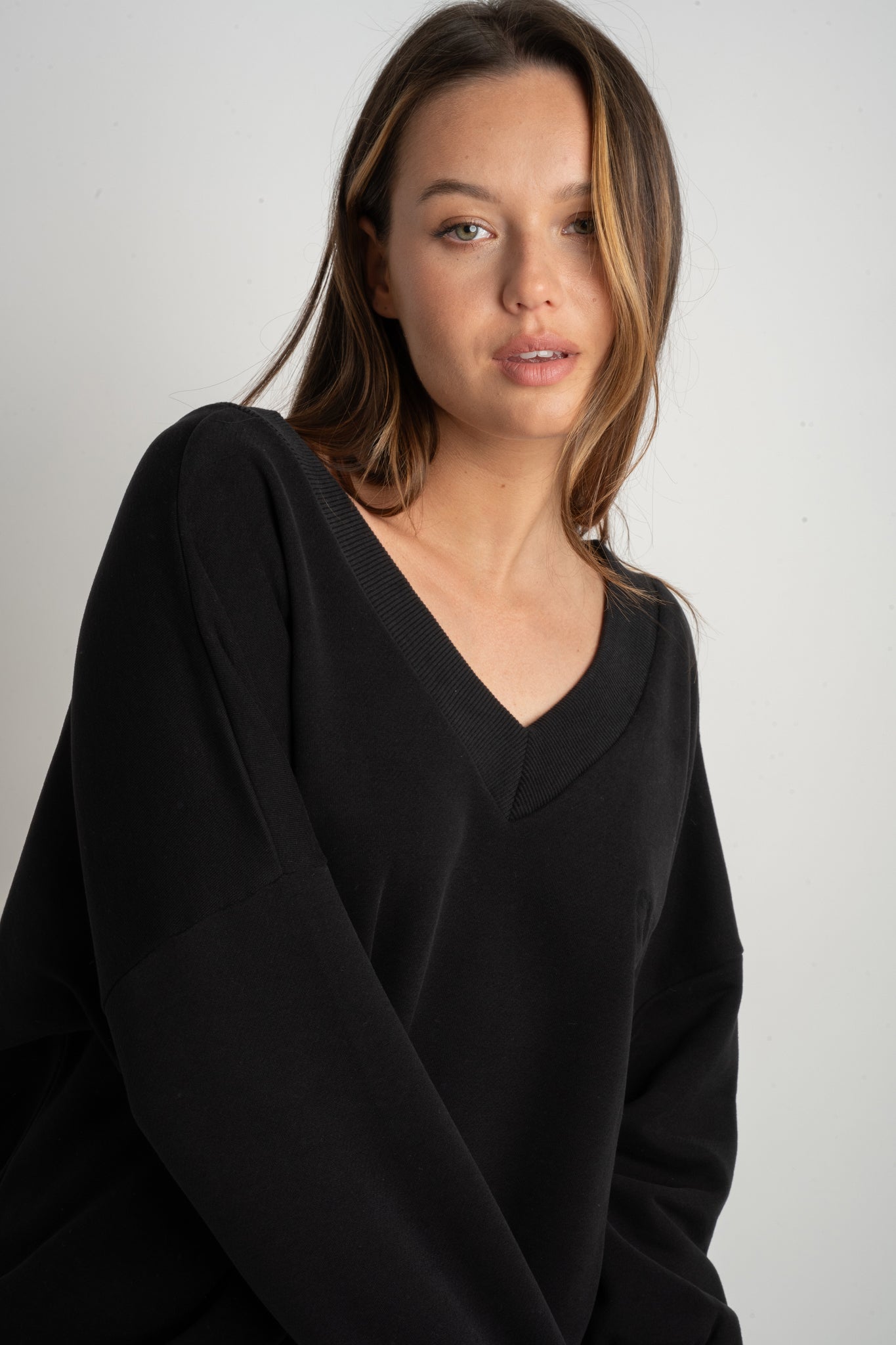 BLUZA Z DEKOLTEM OVERSIZE CZARNA - BISCOE