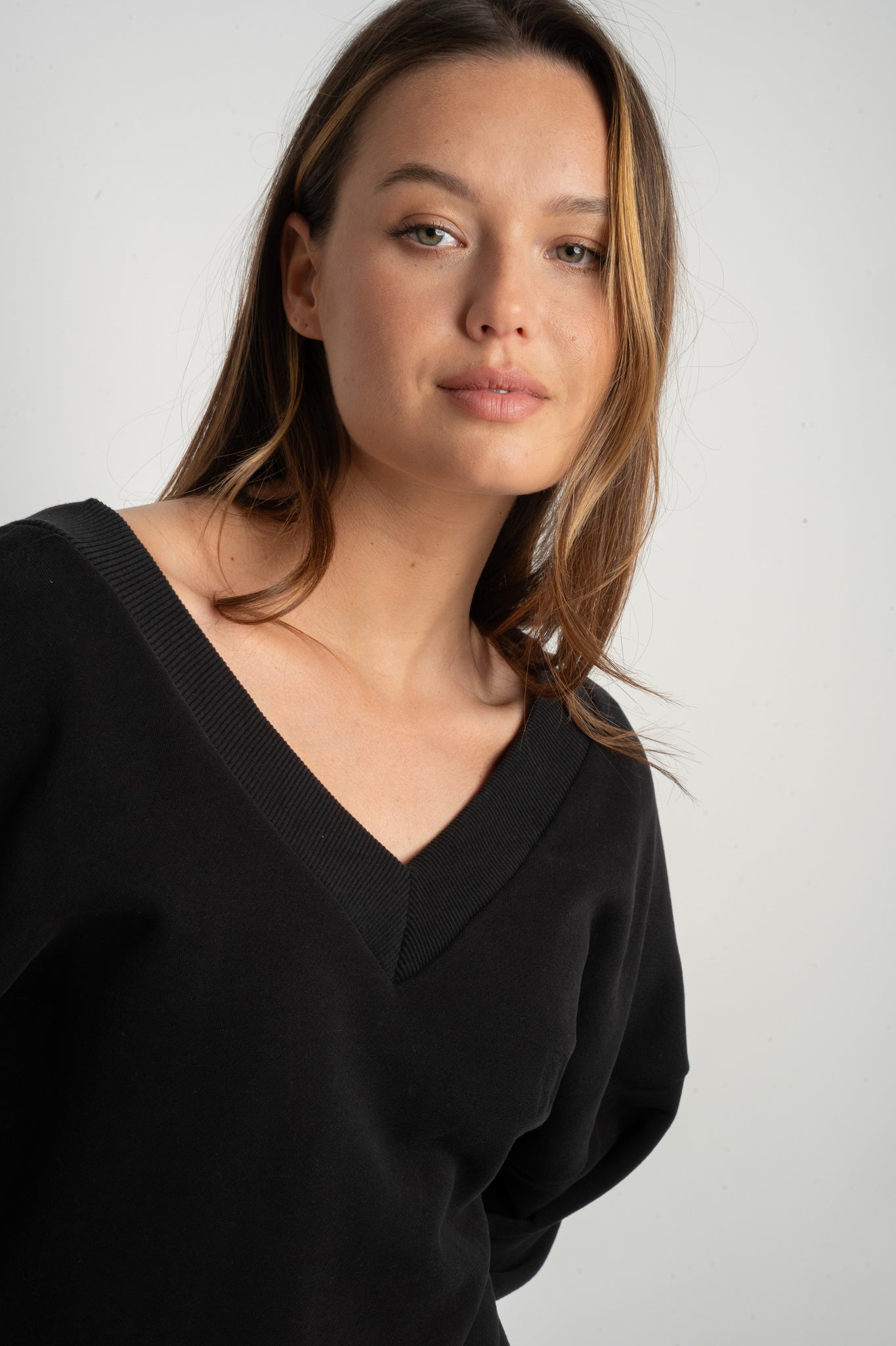 BLUZA Z DEKOLTEM OVERSIZE CZARNA - BISCOE