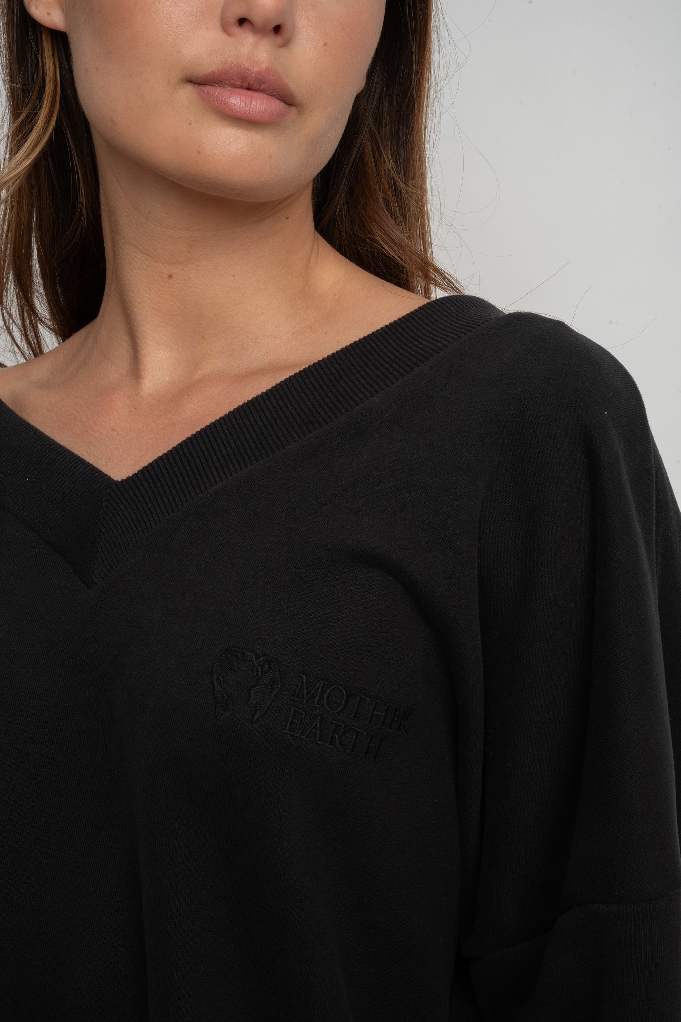 BLUZA Z DEKOLTEM OVERSIZE CZARNA - BISCOE