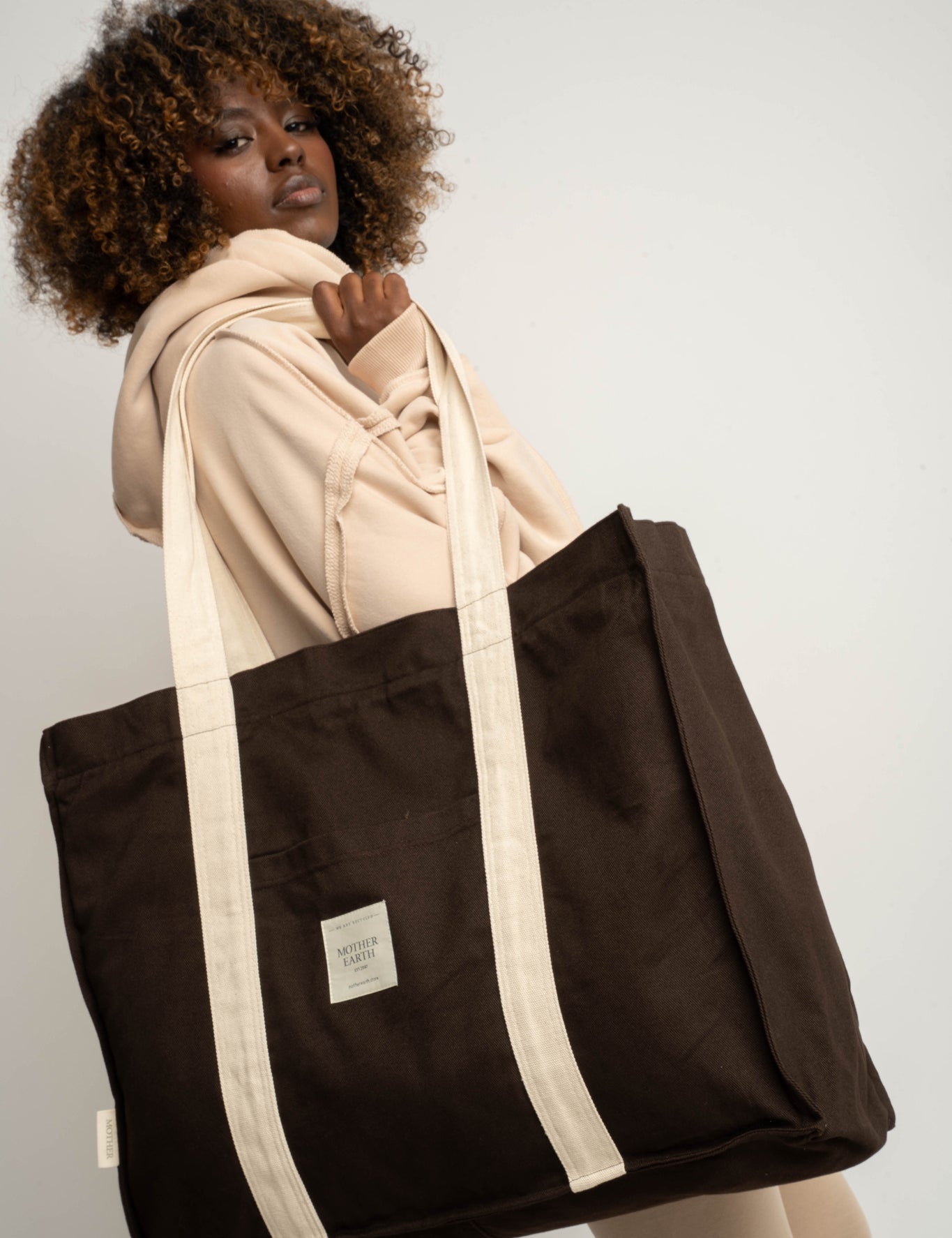 Torba typu shopper LIDO brązowa noszona na ramieniu – Mother Earth