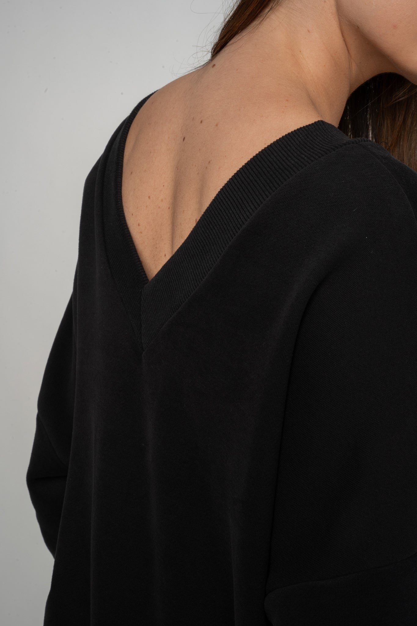 BLUZA Z DEKOLTEM OVERSIZE CZARNA - BISCOE