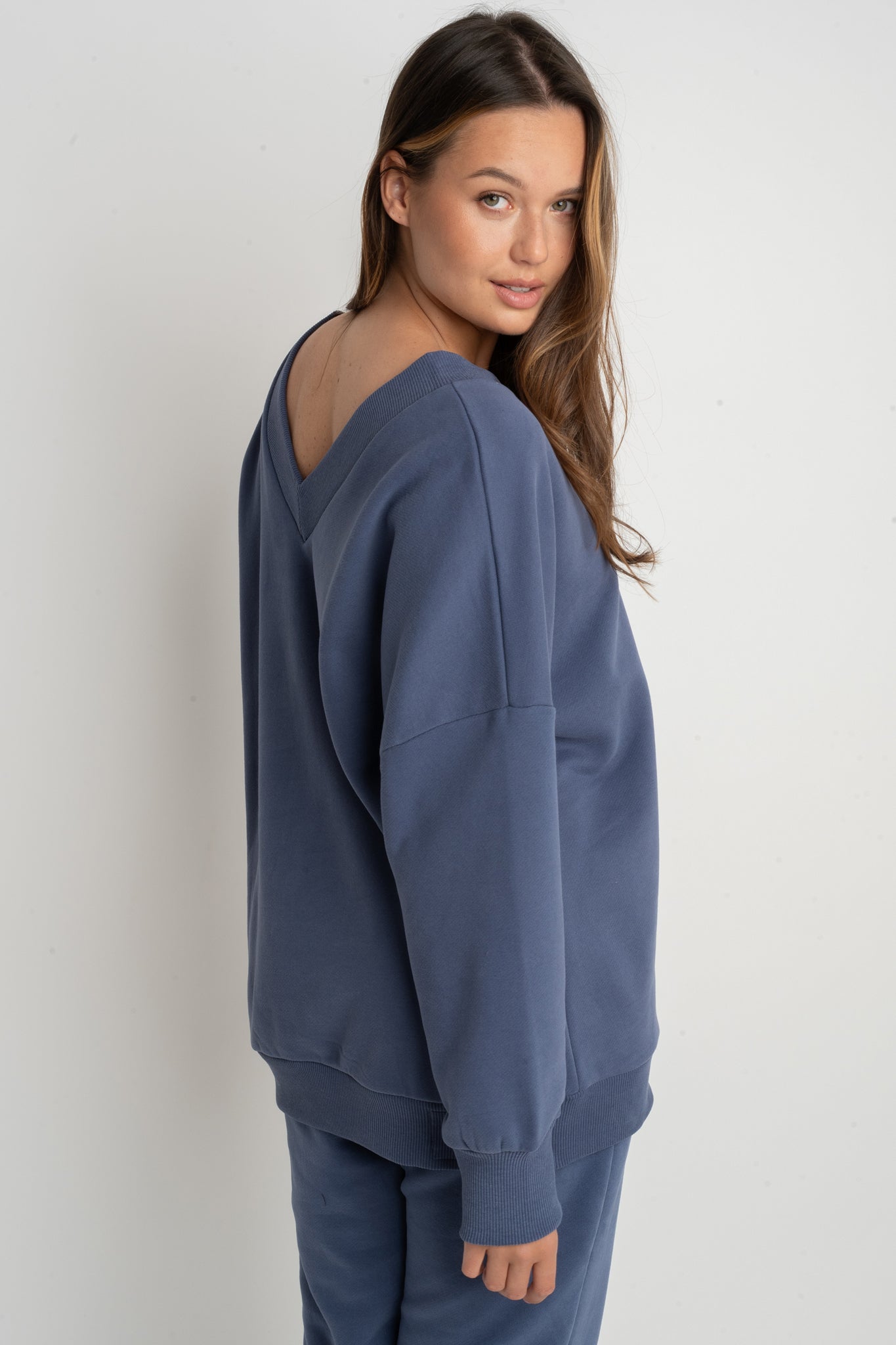 BLUZA Z DEKOLTEM OVERSIZE GRANATOWA - BISCOE
