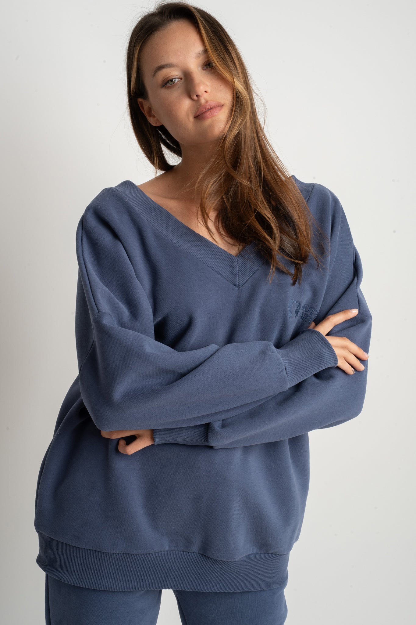 BLUZA Z DEKOLTEM OVERSIZE GRANATOWA - BISCOE