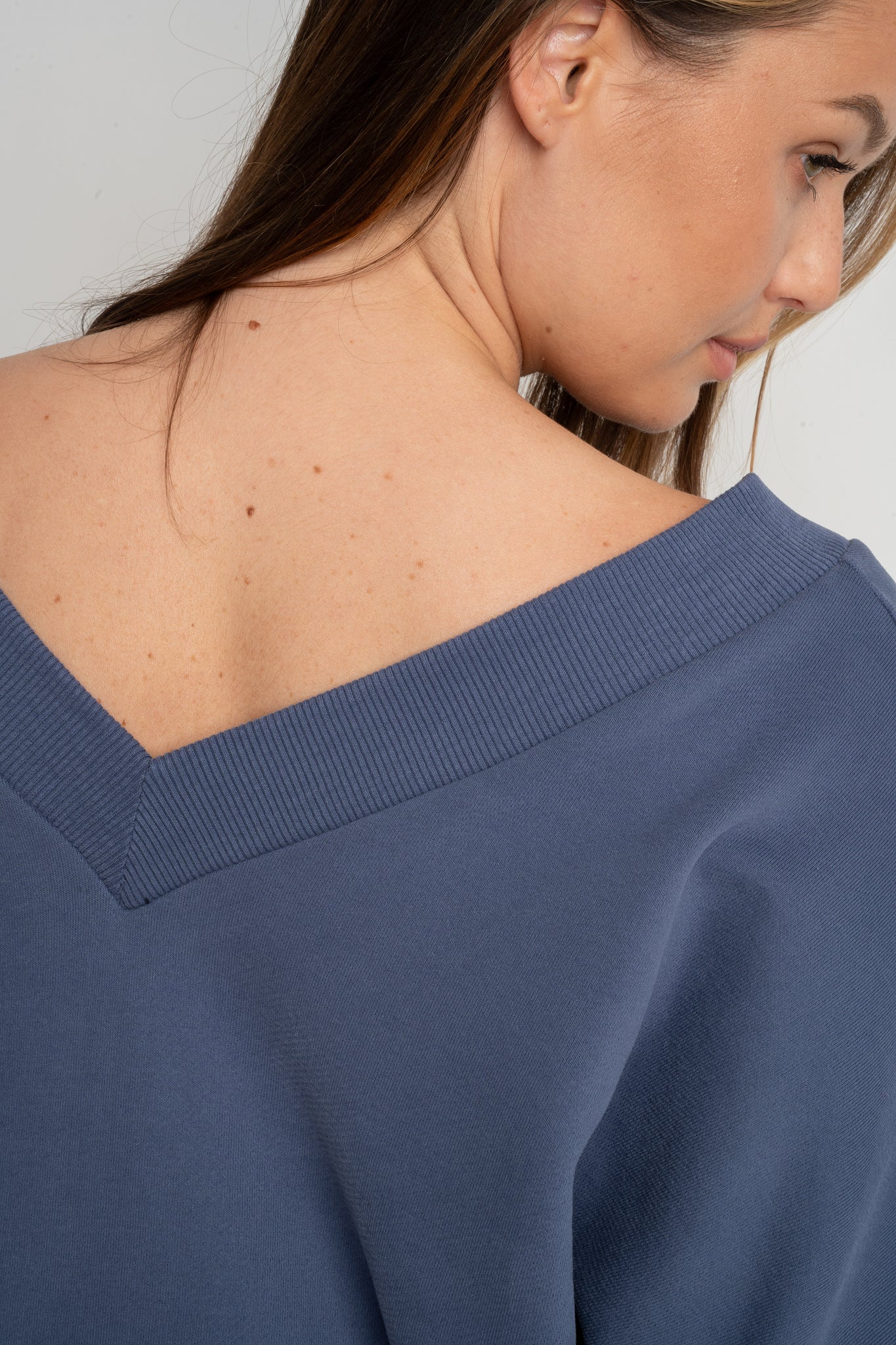 BLUZA Z DEKOLTEM OVERSIZE GRANATOWA - BISCOE