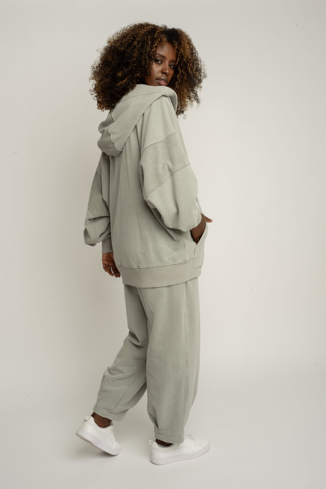 BLUZA OVERSIZE Z KAPTUREM Z EFEKTEM WASHED OLIWKOWA - TRONDHEIM