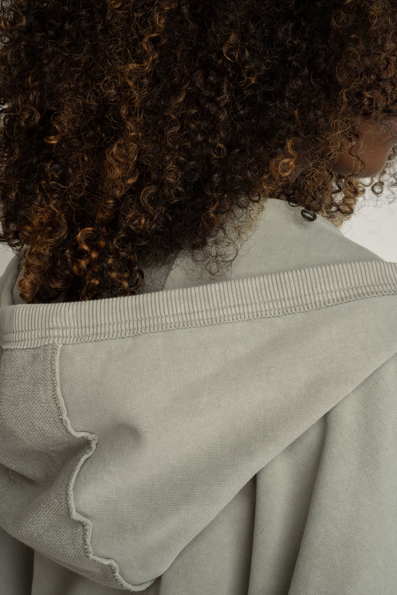 BLUZA OVERSIZE Z KAPTUREM Z EFEKTEM WASHED OLIWKOWA - TRONDHEIM