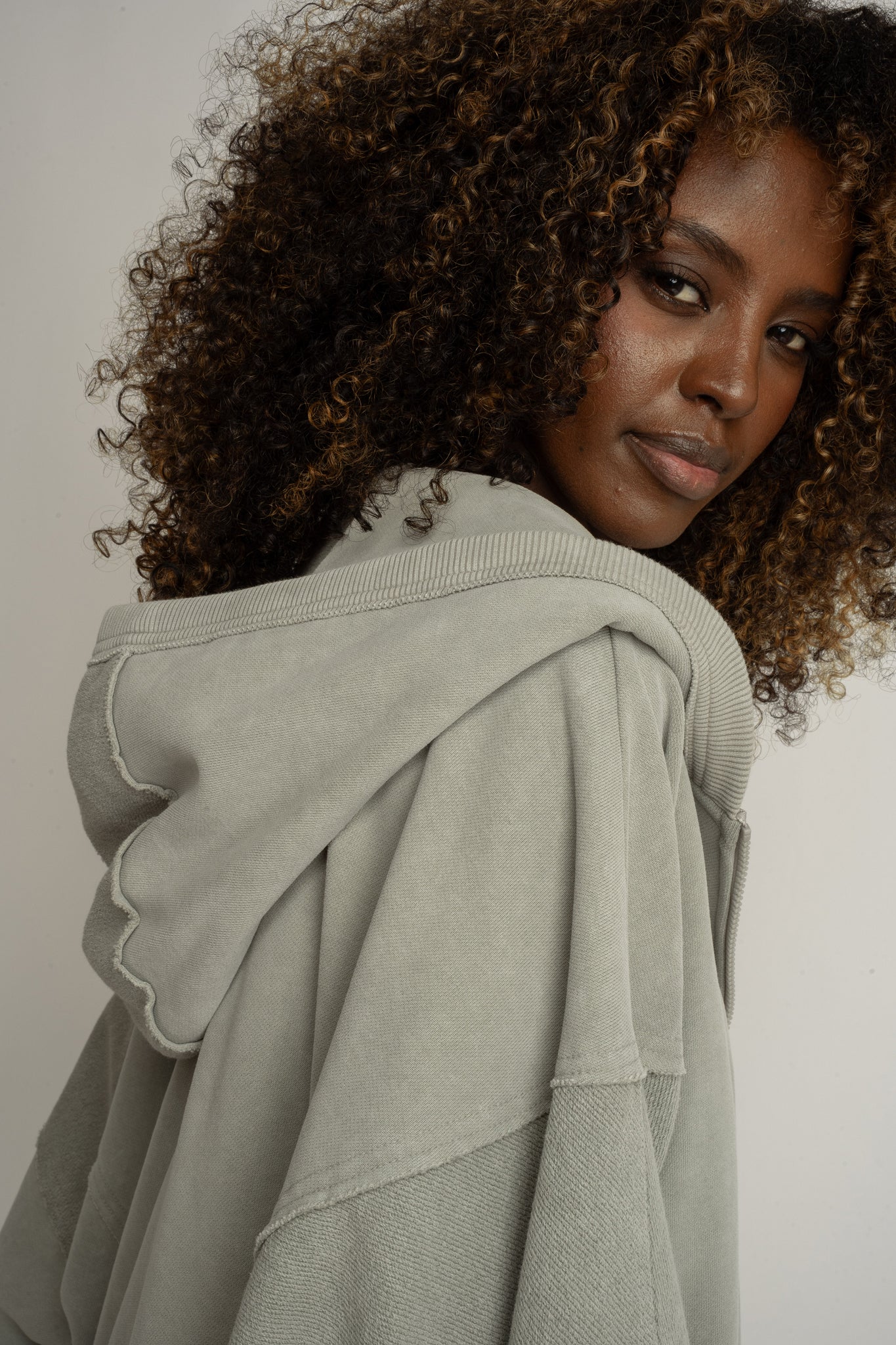 BLUZA OVERSIZE Z KAPTUREM Z EFEKTEM WASHED OLIWKOWA - TRONDHEIM