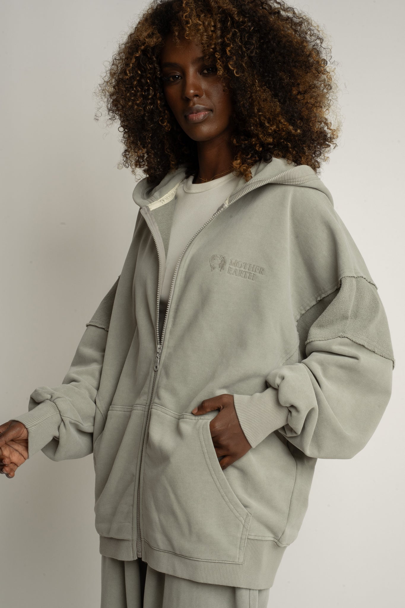 BLUZA OVERSIZE Z KAPTUREM Z EFEKTEM WASHED OLIWKOWA - TRONDHEIM