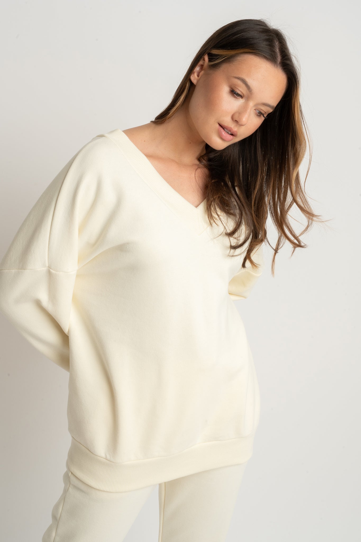 BLUZA Z DEKOLTEM OVERSIZE ECRU - BISCOE