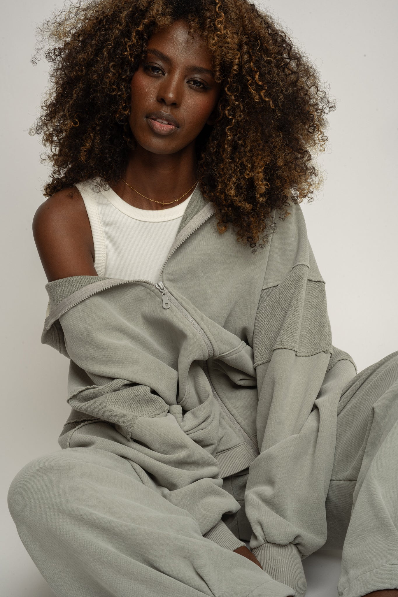 BLUZA OVERSIZE Z KAPTUREM Z EFEKTEM WASHED OLIWKOWA - TRONDHEIM