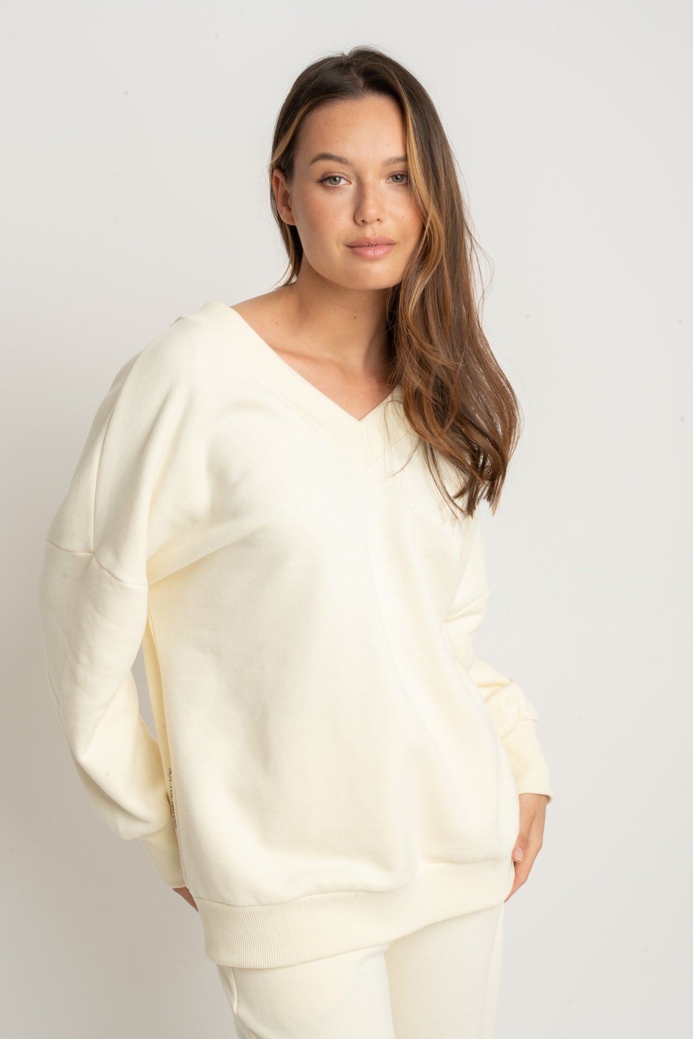 BLUZA Z DEKOLTEM OVERSIZE ECRU - BISCOE