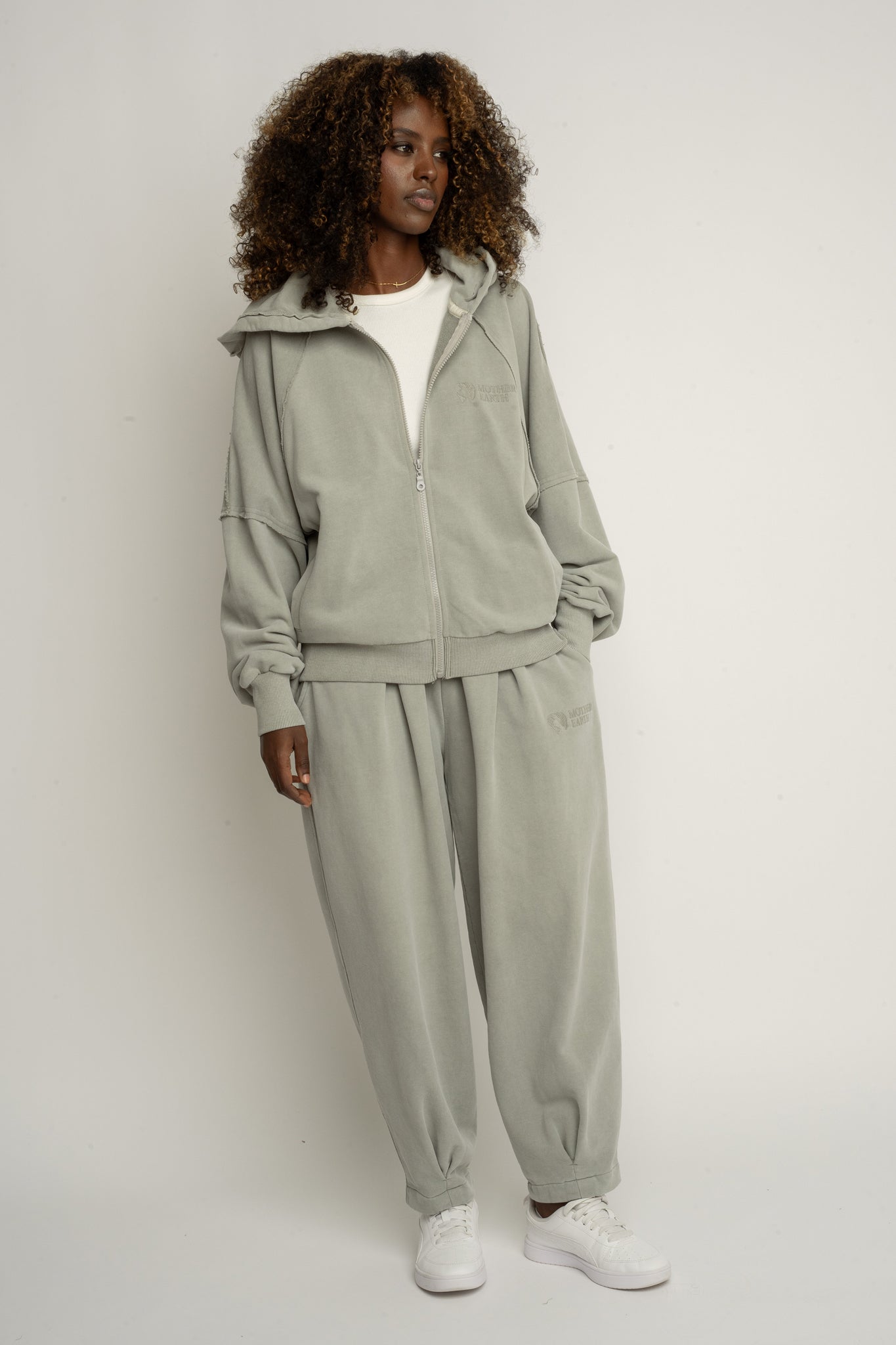 SPODNIE DRESOWE O KROJU BALLOON FIT Z EFEKTEM WASHED OLIWKOWE - RIBE PETIT