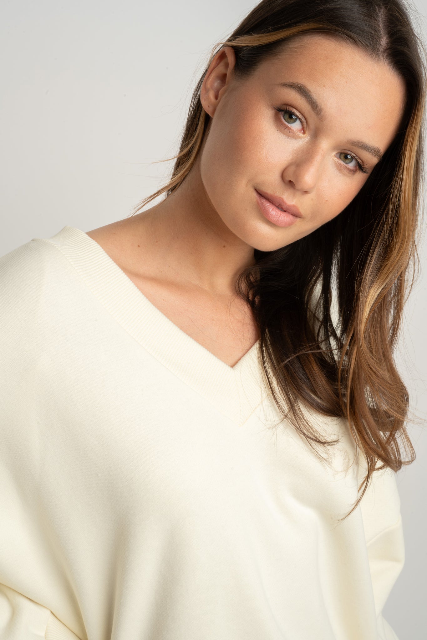 BLUZA Z DEKOLTEM OVERSIZE ECRU - BISCOE
