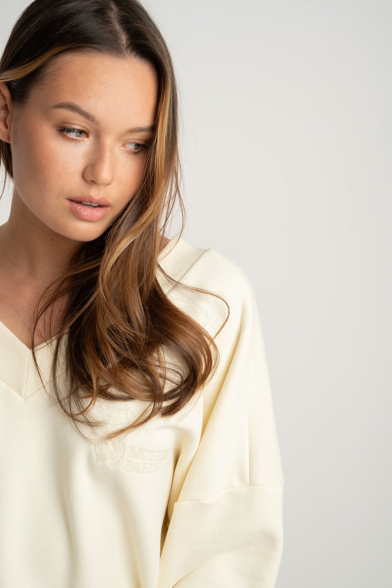 BLUZA Z DEKOLTEM OVERSIZE ECRU - BISCOE