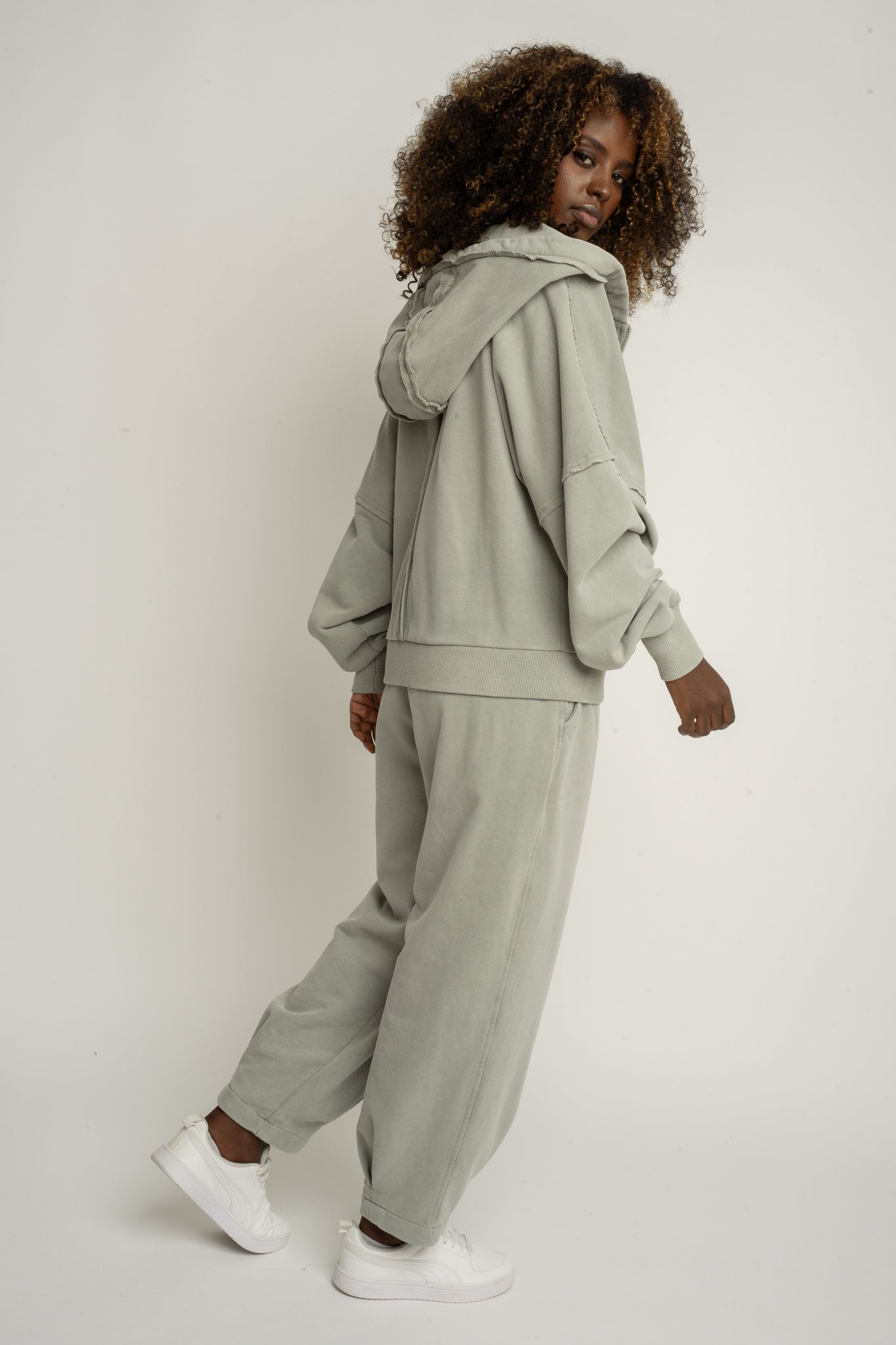 SPODNIE DRESOWE O KROJU BALLOON FIT Z EFEKTEM WASHED OLIWKOWE - RIBE PETIT